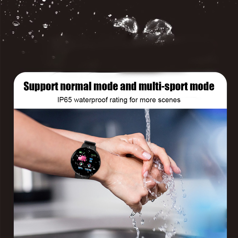 Handgelenk einer Person mit schwarzer Smartwatch, die mit Wasser bespritzt wird. Text: 'Unterstützt den Normal- und Multi-Sport-Modus'.