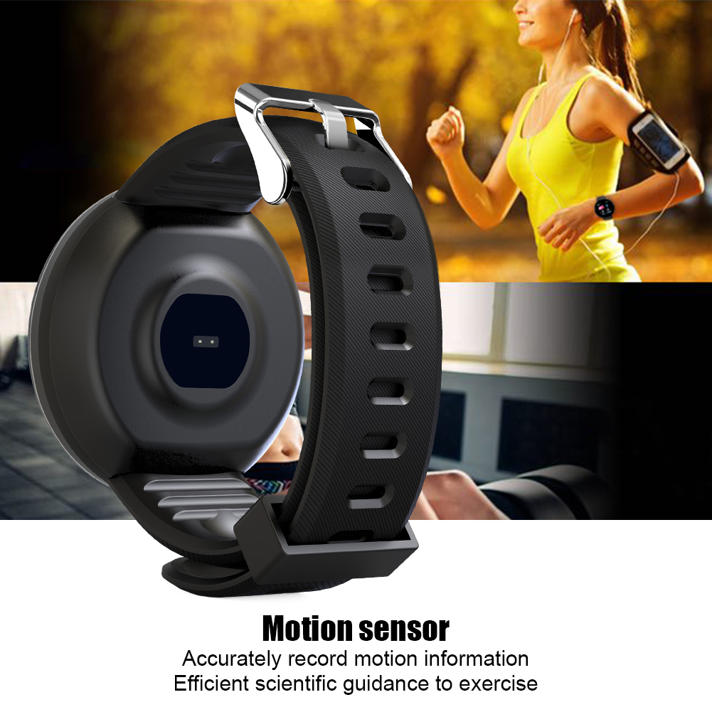 Ein schwarzer Fitness-Tracker am Handgelenk. Im Hintergrund läuft eine Frau. Weißer Hintergrund.