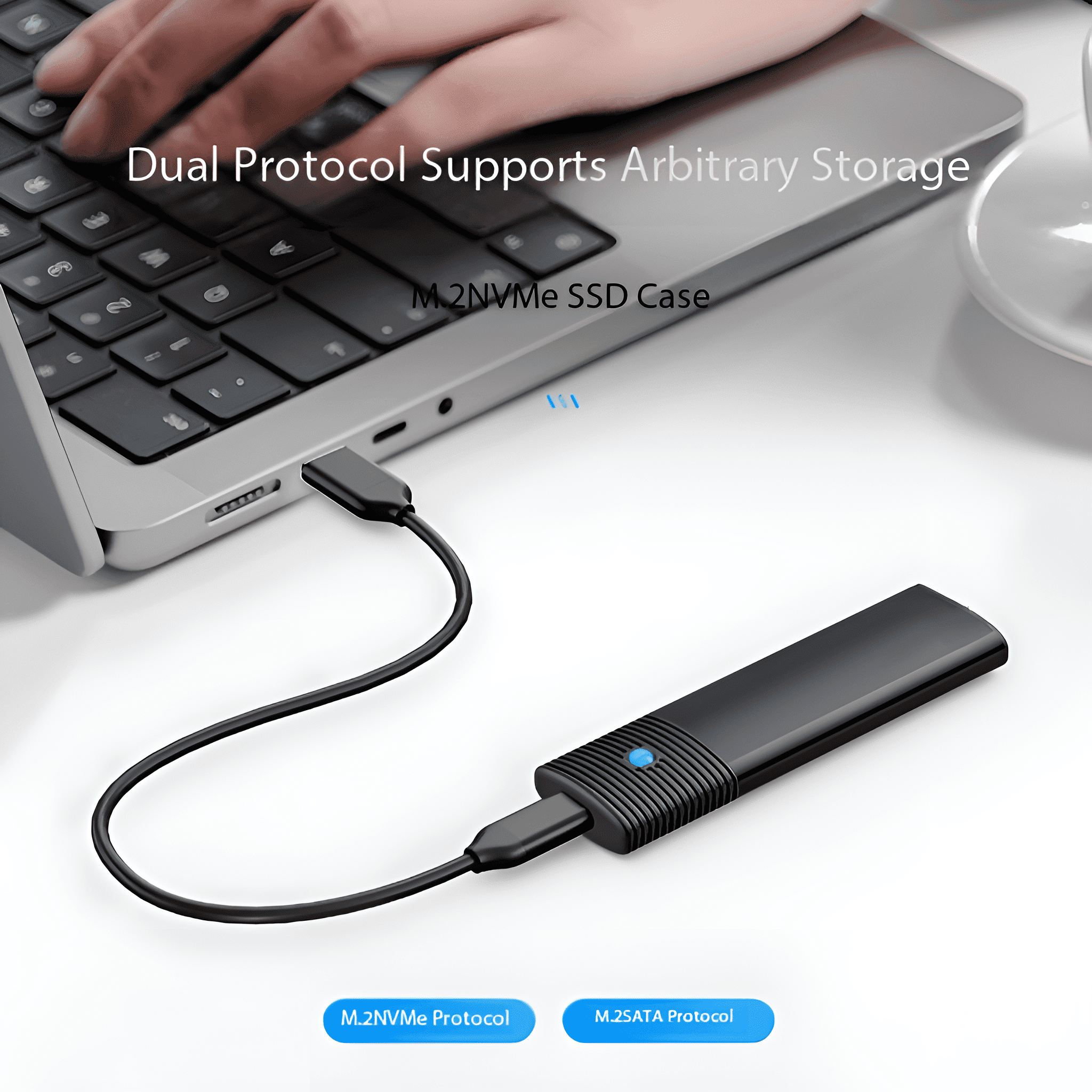Schwarzes M.2 NVMe SSD-Gehäuse, das über USB mit einem Laptop verbunden ist.