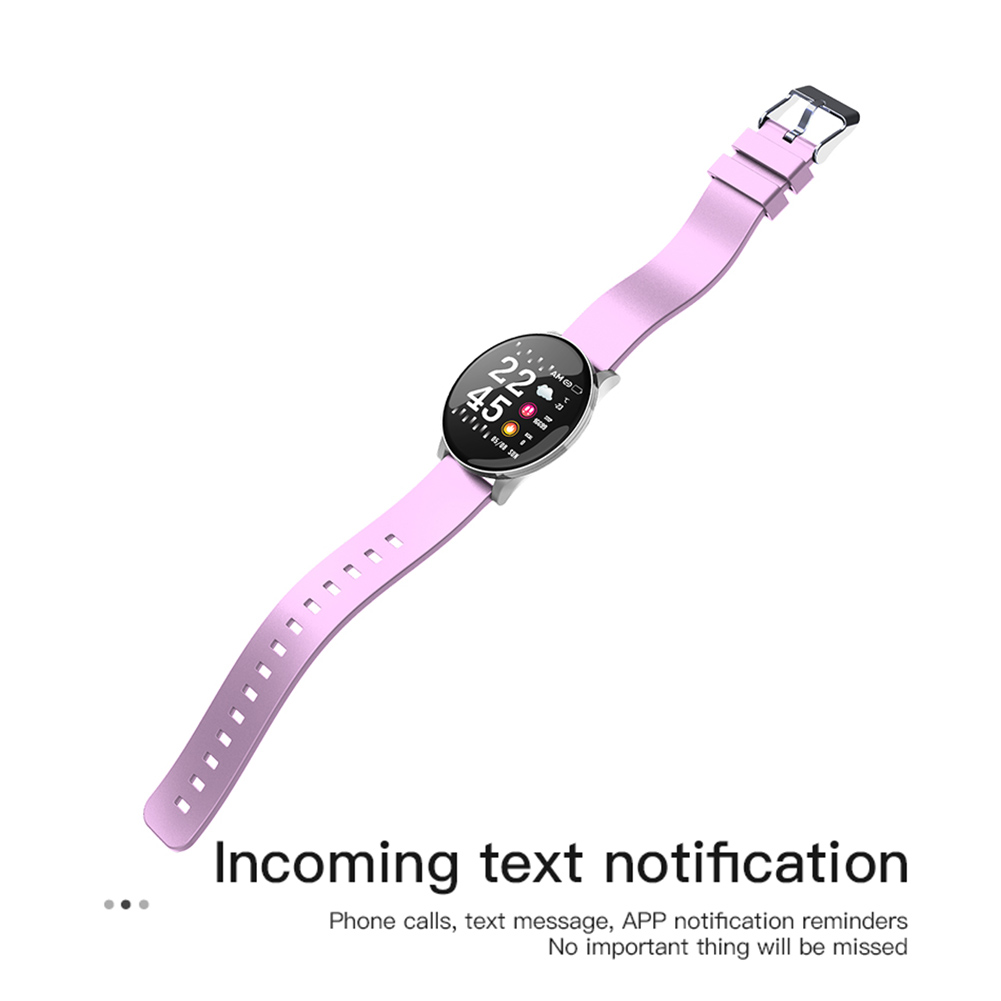 Eine pinke Smartwatch auf weißem Untergrund. Die Uhr zeigt die Zeit an. Das Armband ist pink.