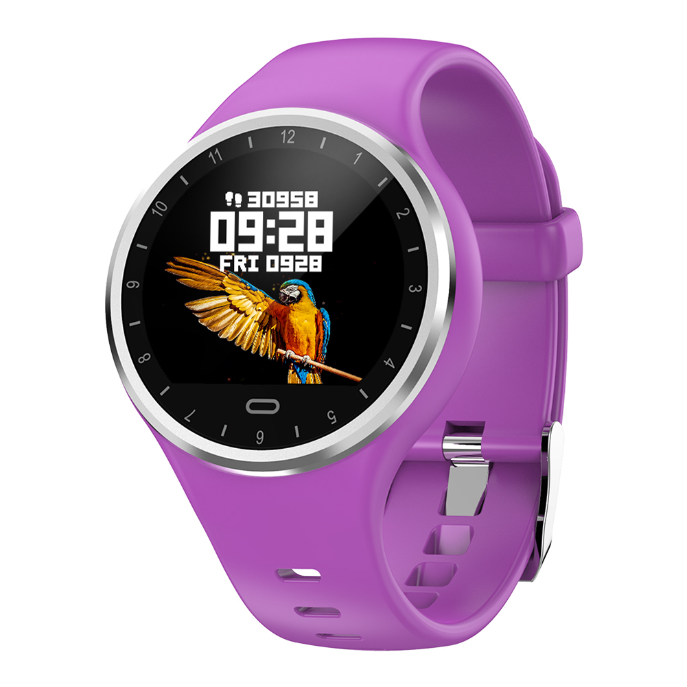 Eine lila Smartwatch mit digitaler Anzeige, die ein Papageienbild und die Uhrzeit zeigt. Die Uhr hat ein lila Armband.