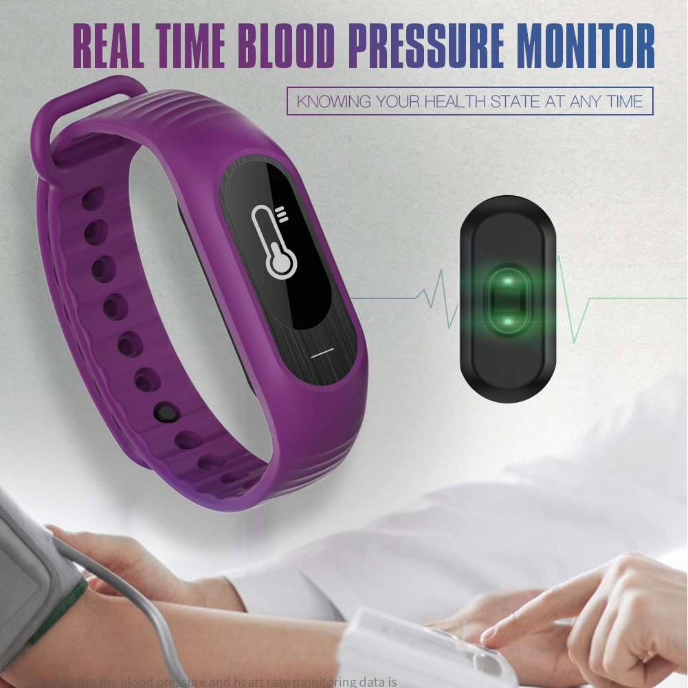 Eine lila Smartwatch mit Gesundheitsdaten, mit einem anderen Gerät daneben.