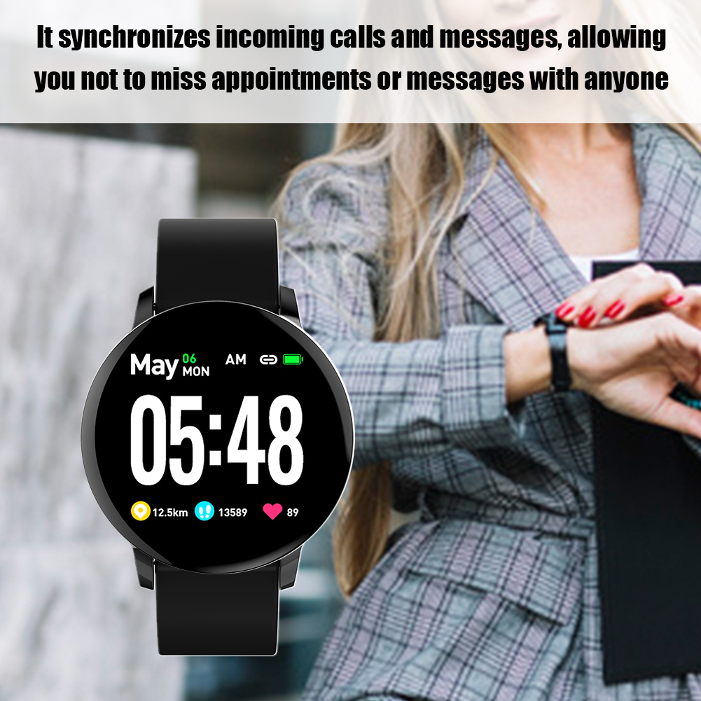 Eine Person, die eine Smartwatch mit Zeit- und Gesundheitsmetriken in einem Business-Setting überprüft.