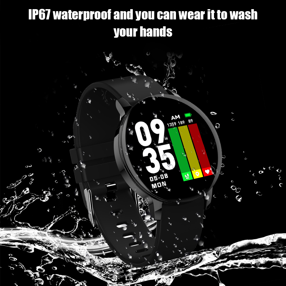 Schwarze Smartwatch mit der Uhrzeit 09:35 und Wassertropfen. Text: IP67 wasserdicht.