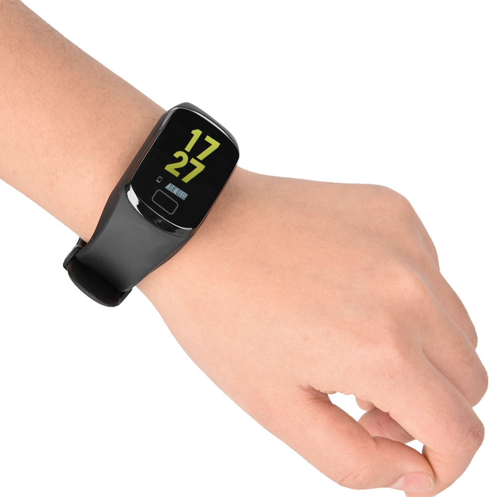 Schwarze Smartwatch am Handgelenk, zeigt die Uhrzeit an. Die Uhr hat ein schwarzes Armband.