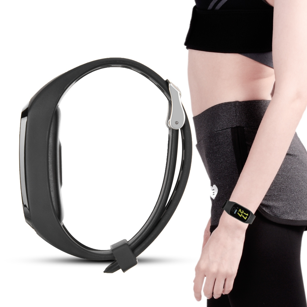 Eine schwarze Smartwatch am Handgelenk, mit schwarzem Armband. Das Display zeigt die Zeit.