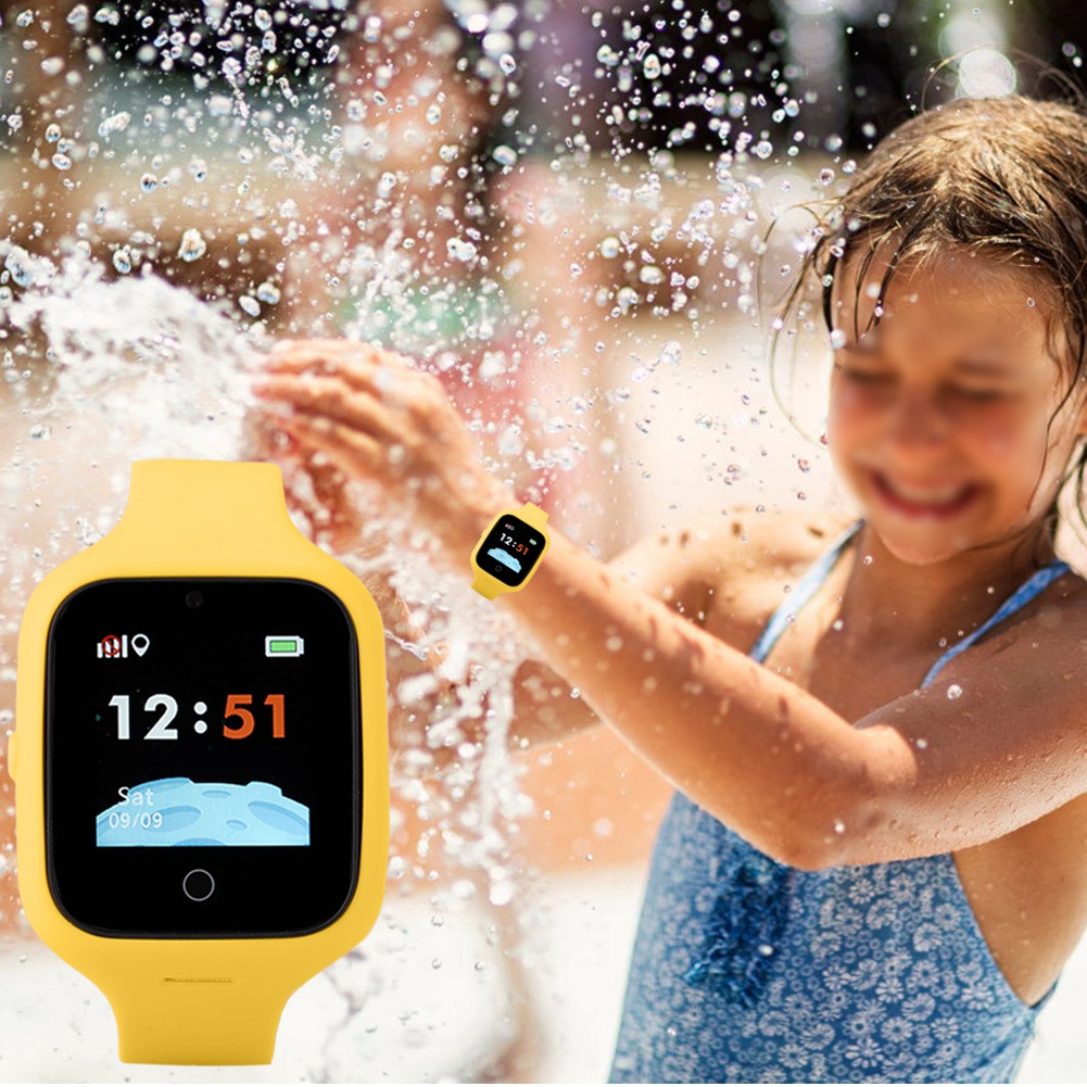 Ein Kind trägt eine gelbe Smartwatch, Wasser spritzt im Hintergrund.