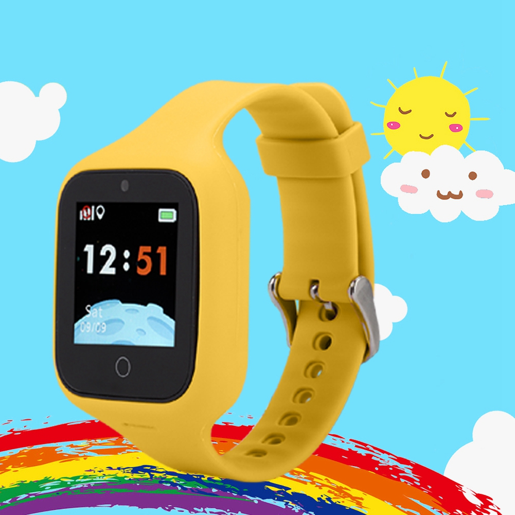 Gelbe Smartwatch auf blauem Himmel mit Regenbogen, Sonne und Wolken. Bildschirm zeigt Zeit an.