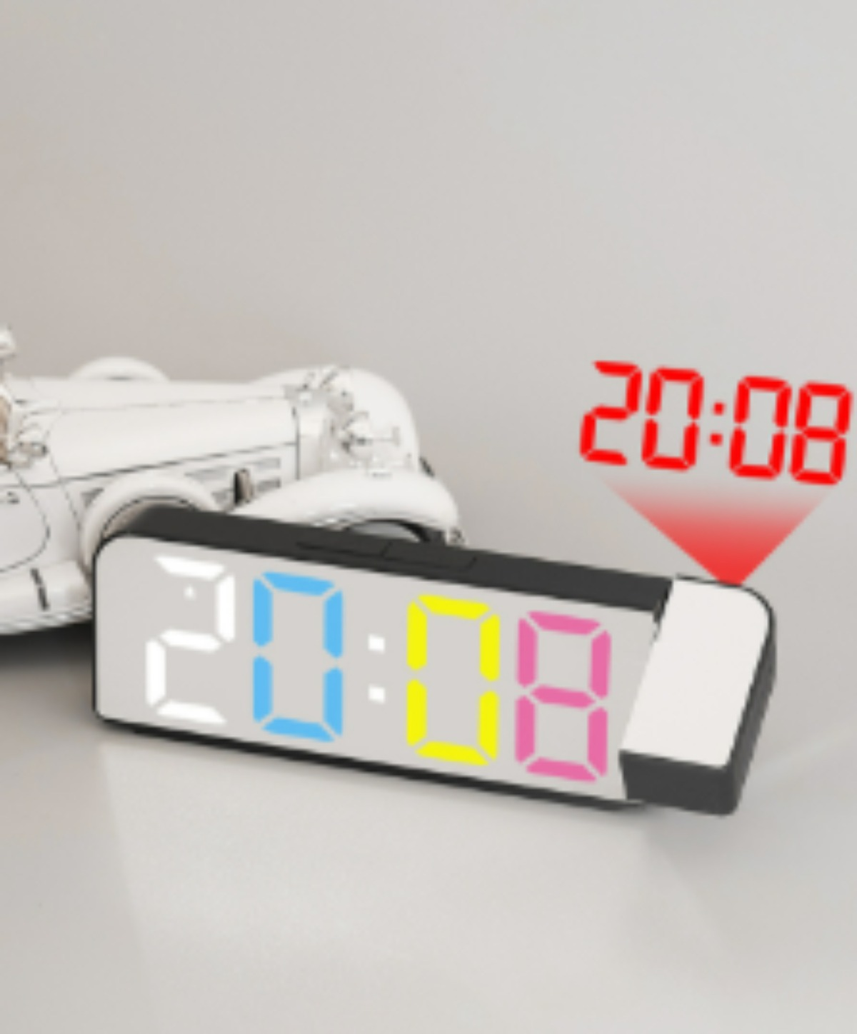 Digitaler Wecker zeigt die Uhrzeit 20:08 an. Ein Spielzeugauto im Hintergrund.