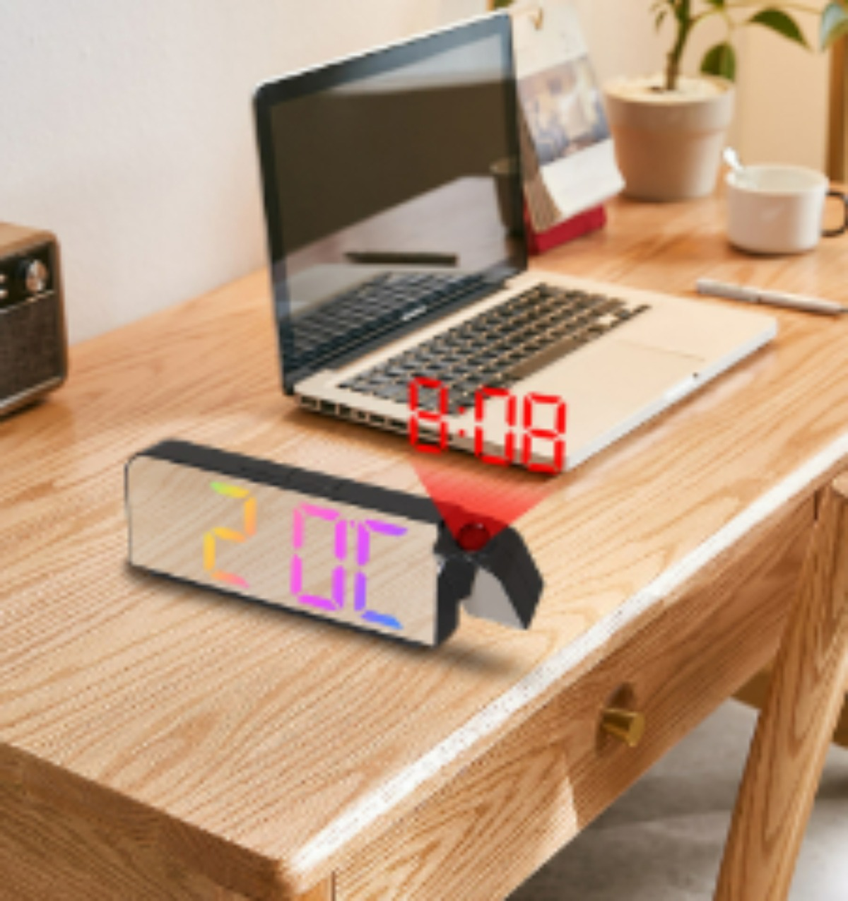 Holzschreibtisch mit Digitaluhr, die die Zeit anzeigt, und Laptop. Ein rotes Licht projiziert die Zeit.