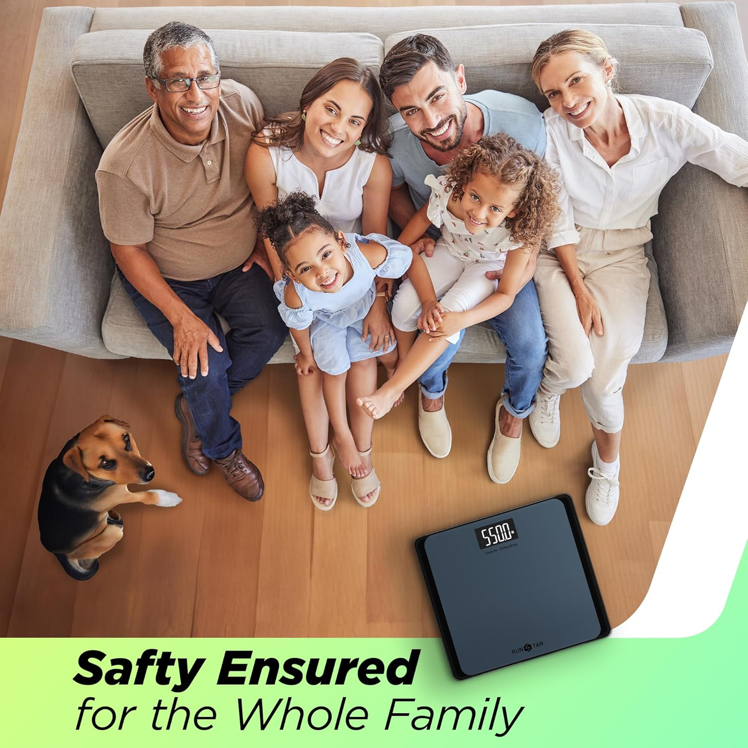 Familie sitzt auf Couch mit Hund und Waage.