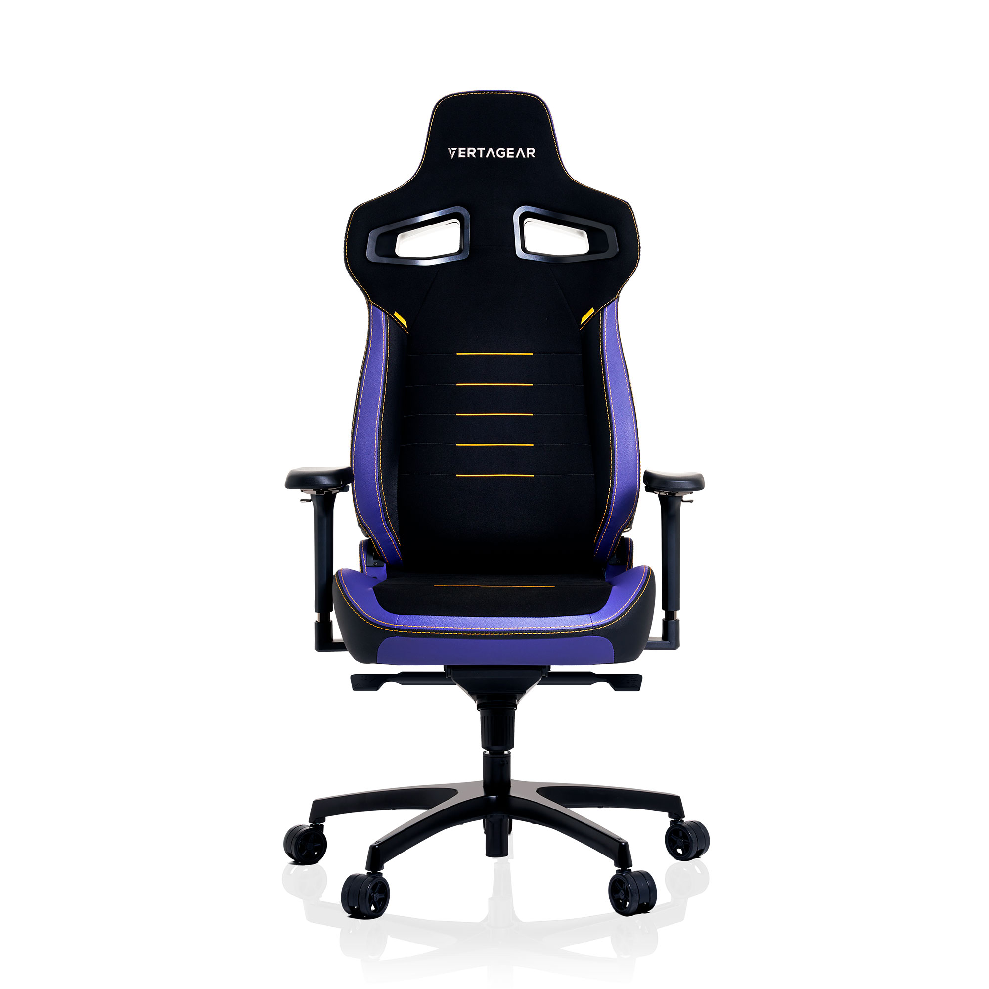 Silla gamer con detalles negros y morados, costuras amarillas y base negra con ruedas.