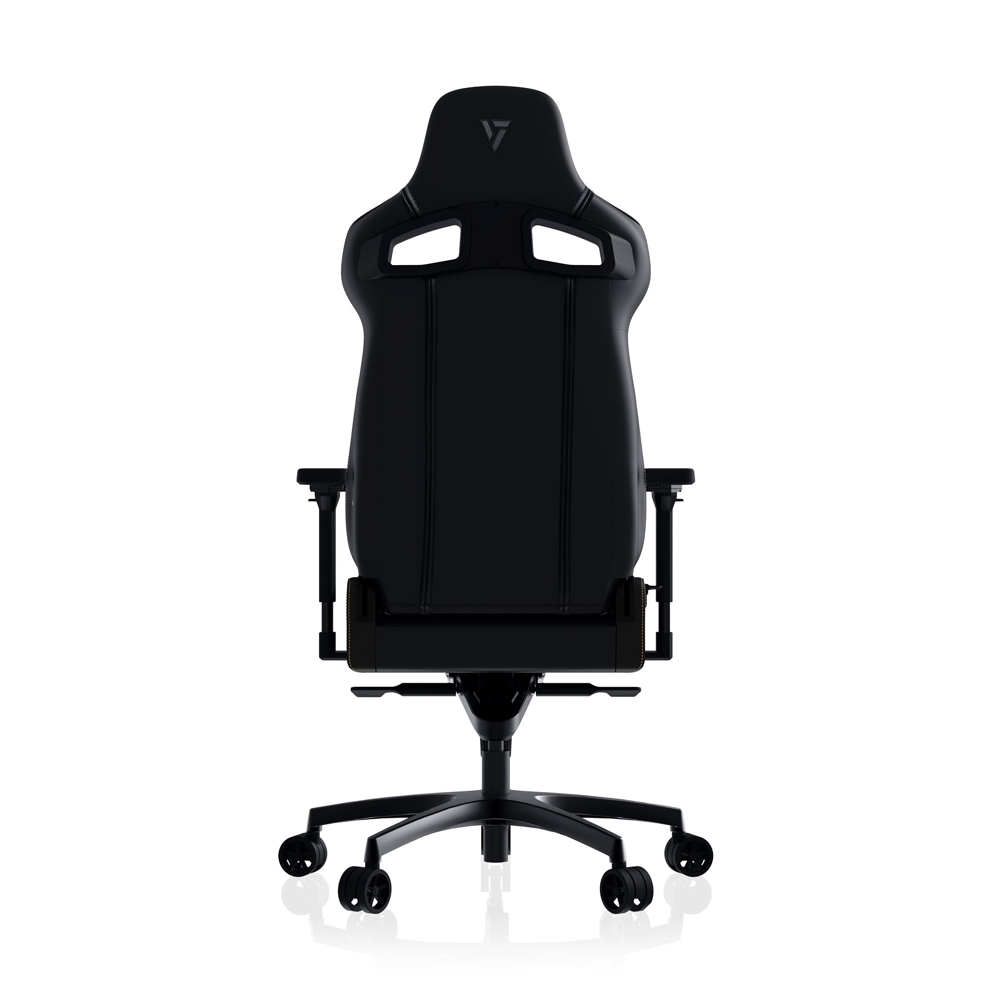 Silla gaming negra, vista trasera, con un logotipo en el reposacabezas.