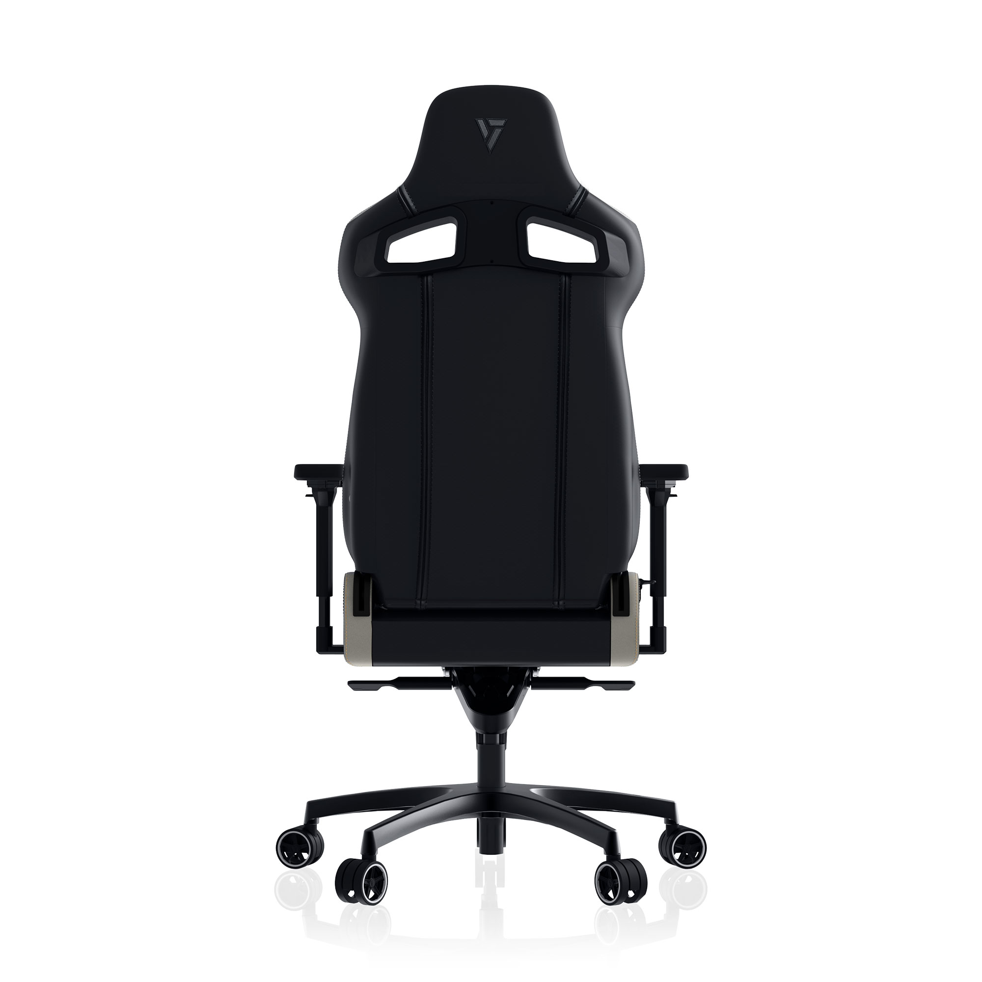 Silla gaming negra. Vista trasera. Respaldo alto con logo. Base negra con ruedas.