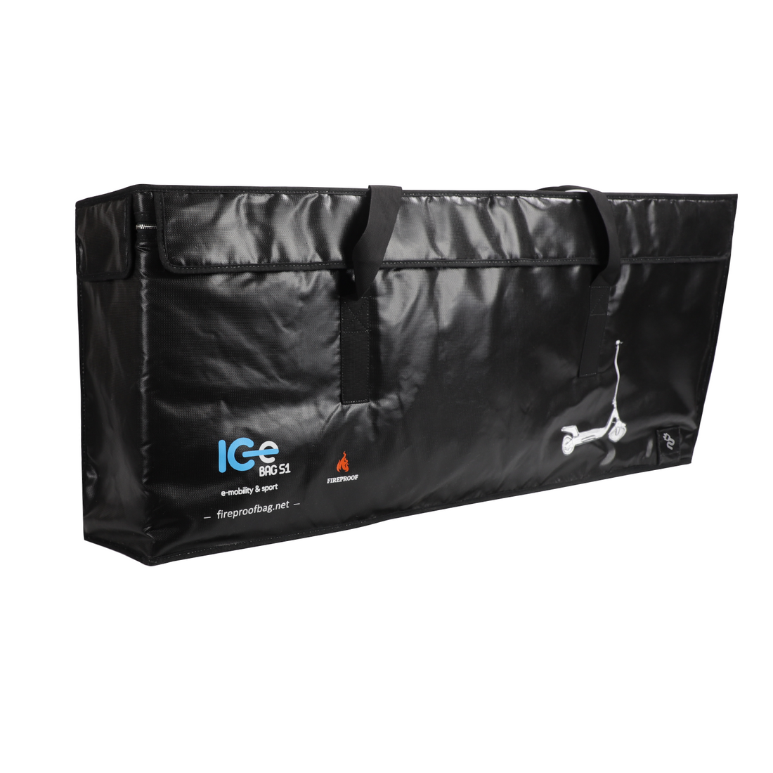 Una bolsa ignífuga negra y rectangular con asas y un logotipo.