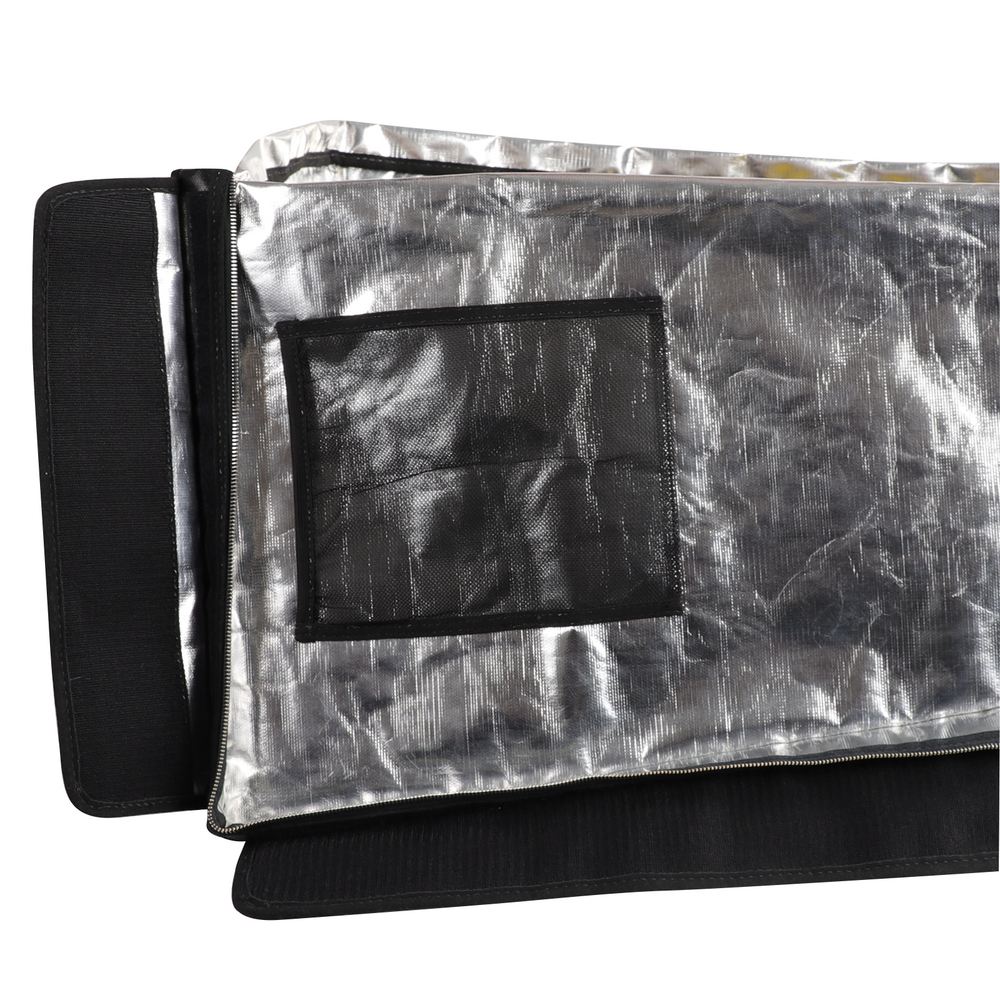 Interior de una bolsa aislante plateada con bolsillo negro y bordes negros.