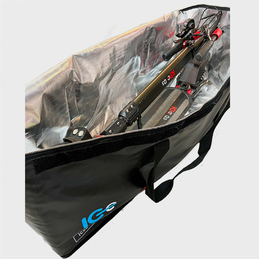 Scooter negro dentro de una bolsa negra. Cremallera abierta. Logo IGC visible.