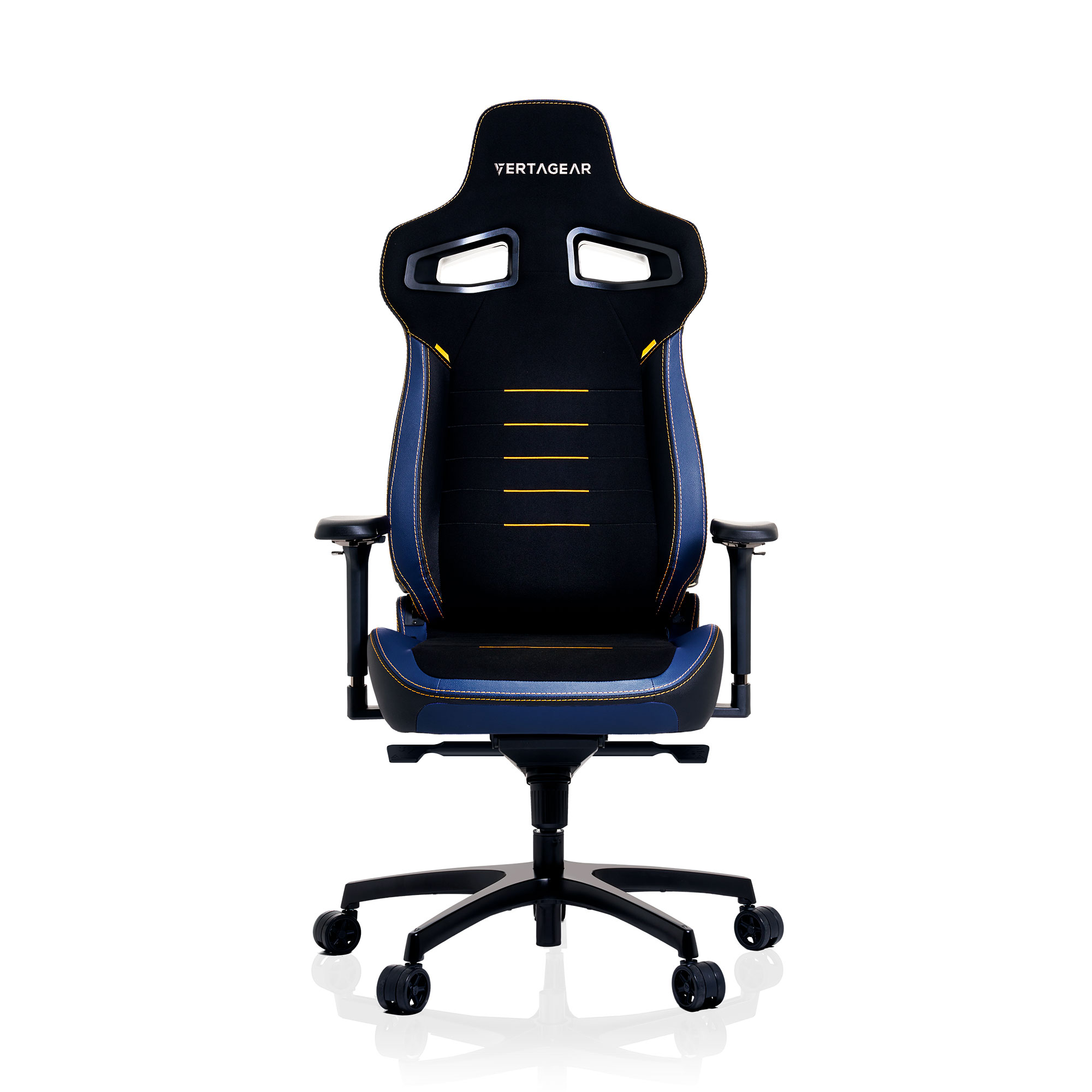 Silla gaming negra y azul con costuras amarillas, sobre fondo blanco.