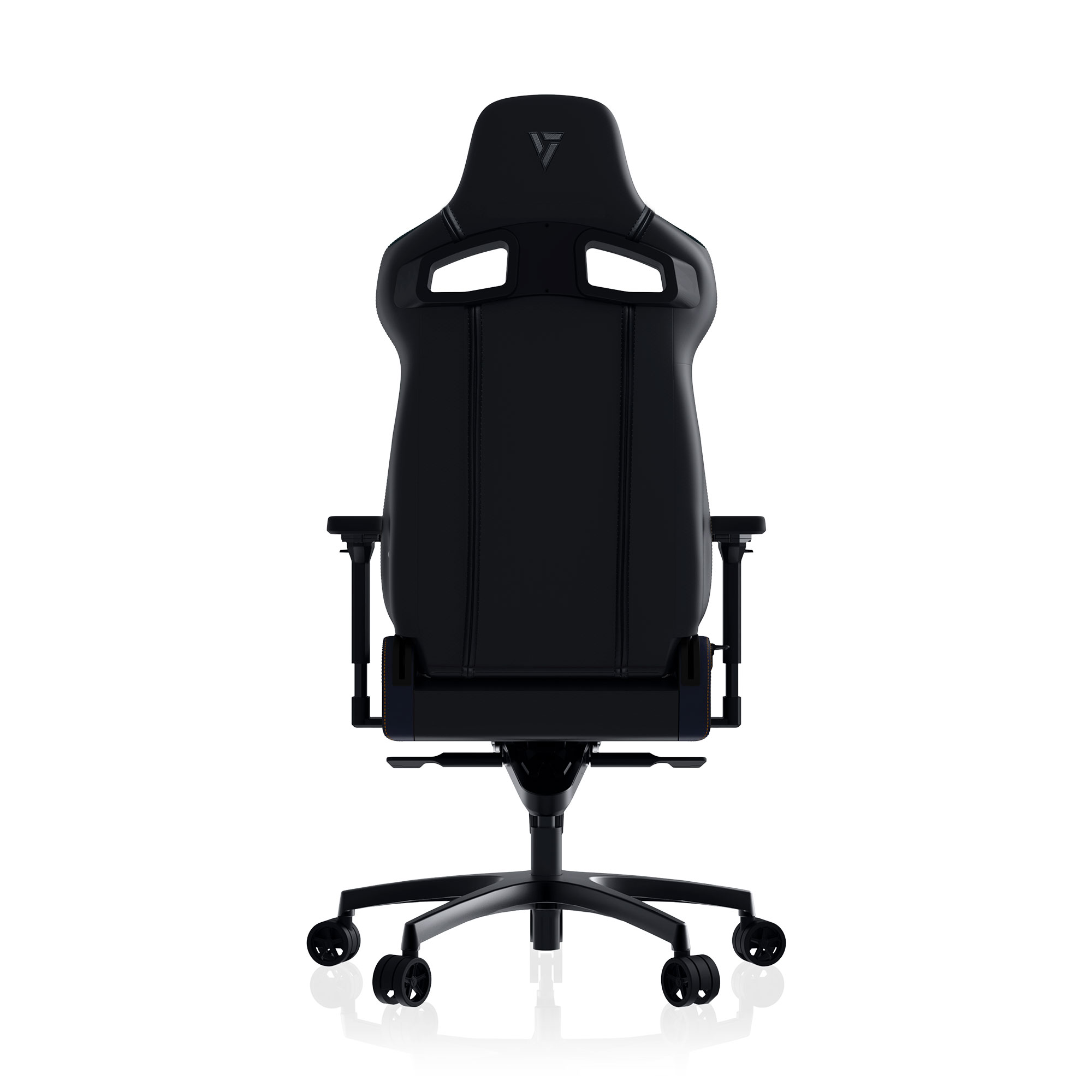Una silla gaming negra, vista desde atrás. Respaldo alto, reposacabezas y base con ruedas.