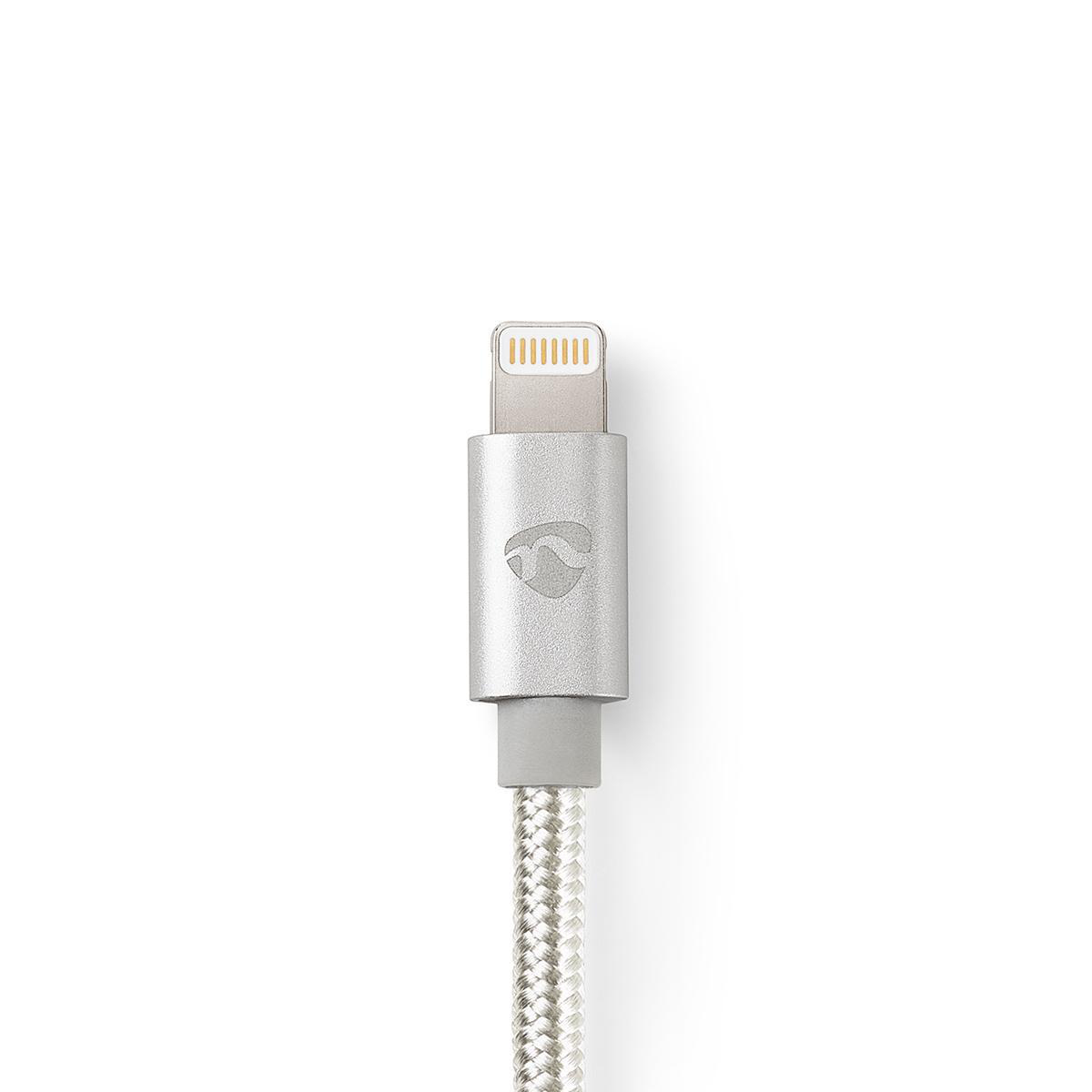 Connettore per cavo Lightning argentato con cavo intrecciato bianco e argento su sfondo bianco.