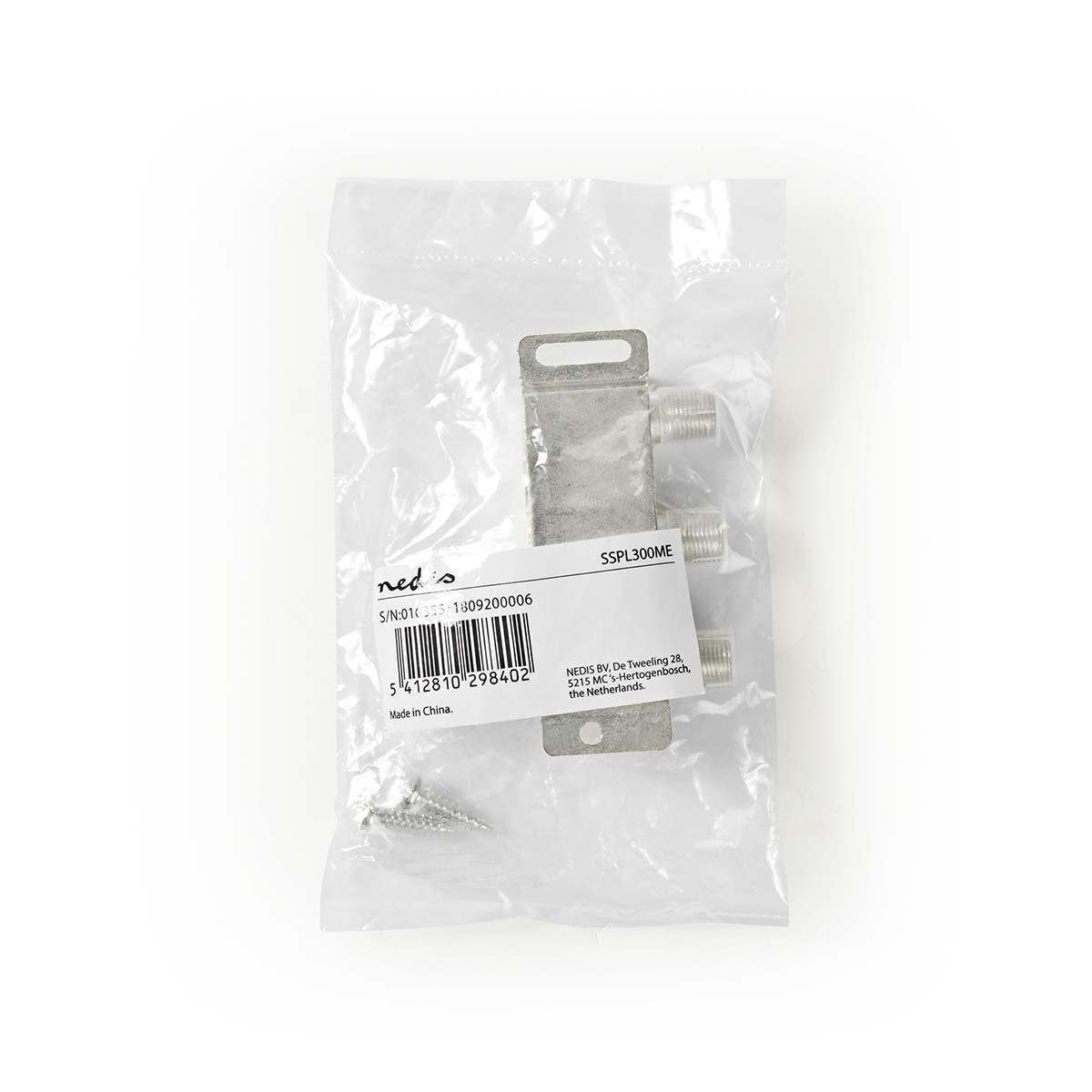 Metalen adapter. In een doorzichtige plastic zak met label en schroeven.