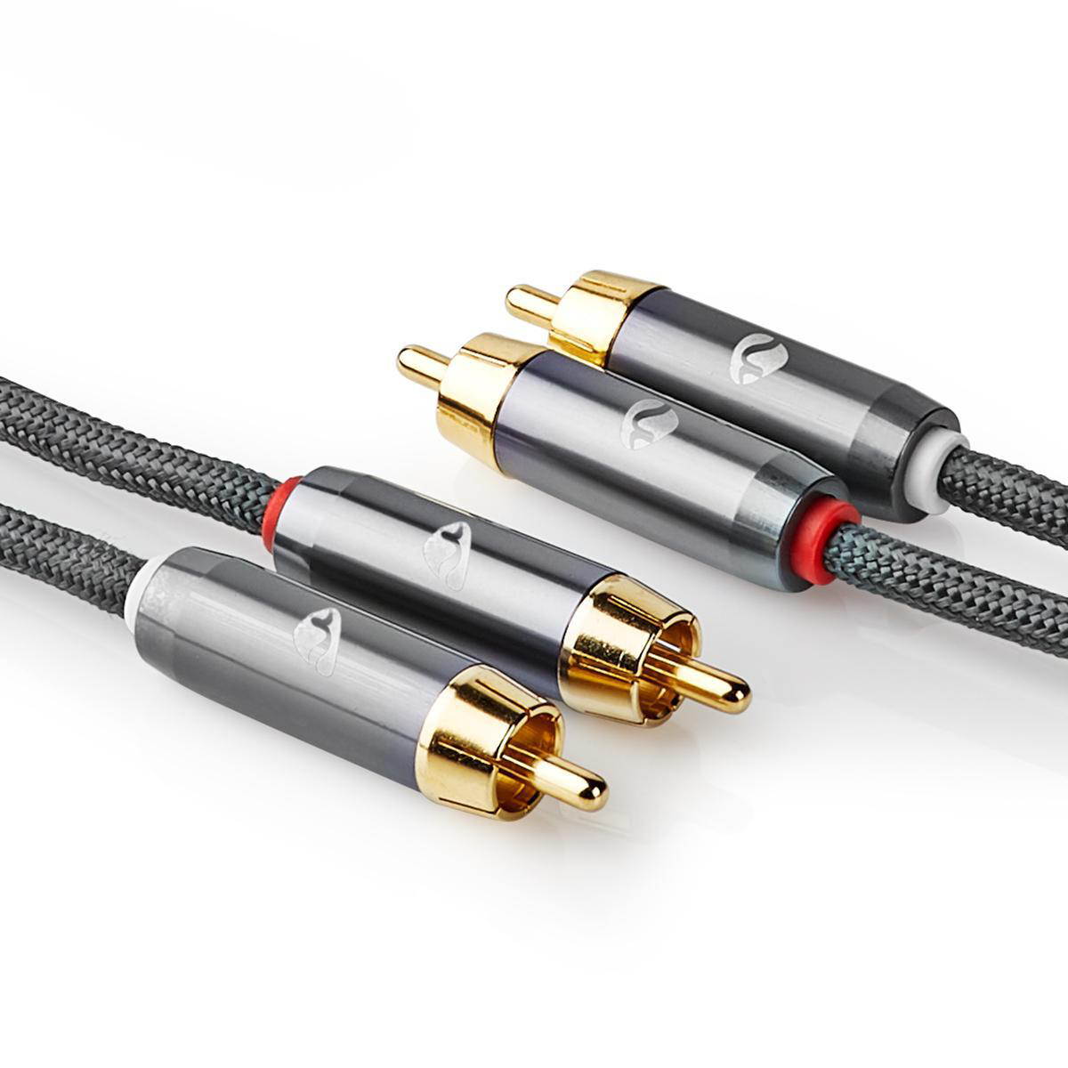 RCA-kabels met vergulde connectoren en een gevlochten kabel. Witte achtergrond.