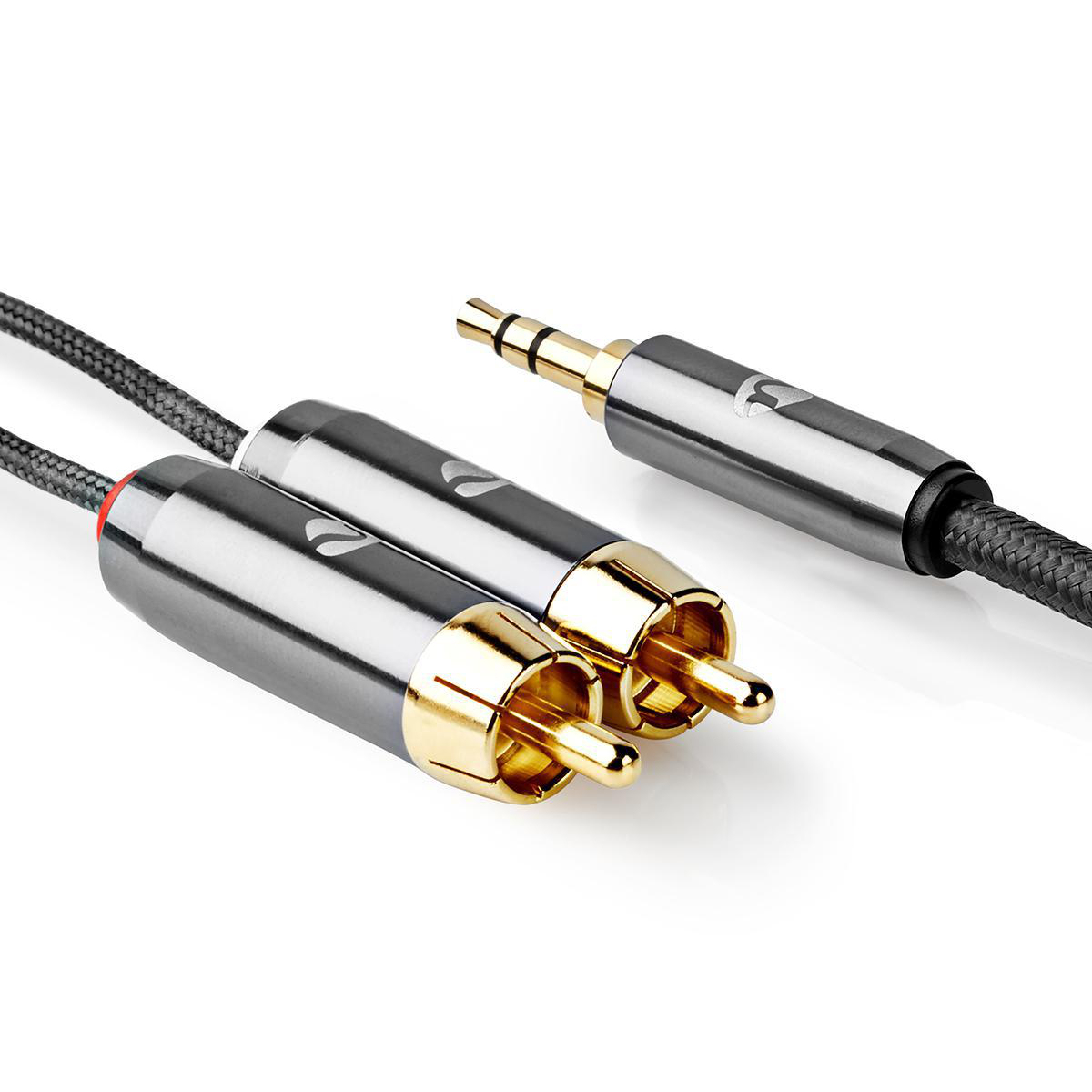Twee RCA-audio connectoren en een 3,5 mm jack-kabel met een zwarte gevlochten kabel. Verguld.