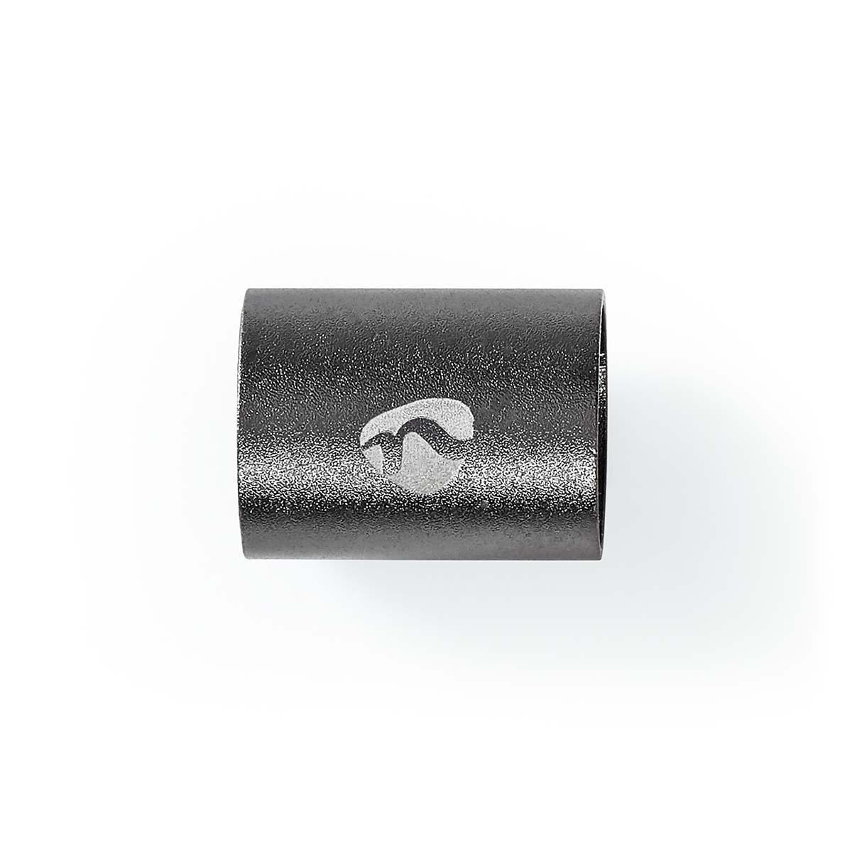 Ein kleiner schwarzer Metallring mit Logo auf weißem Hintergrund.
