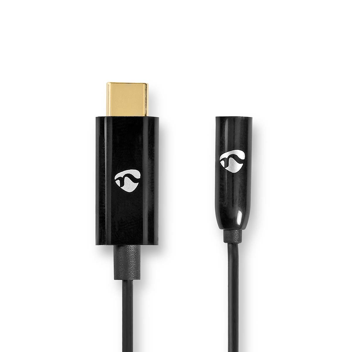 Câble USB-C noir avec connecteur doré, un adaptateur noir sur fond blanc.