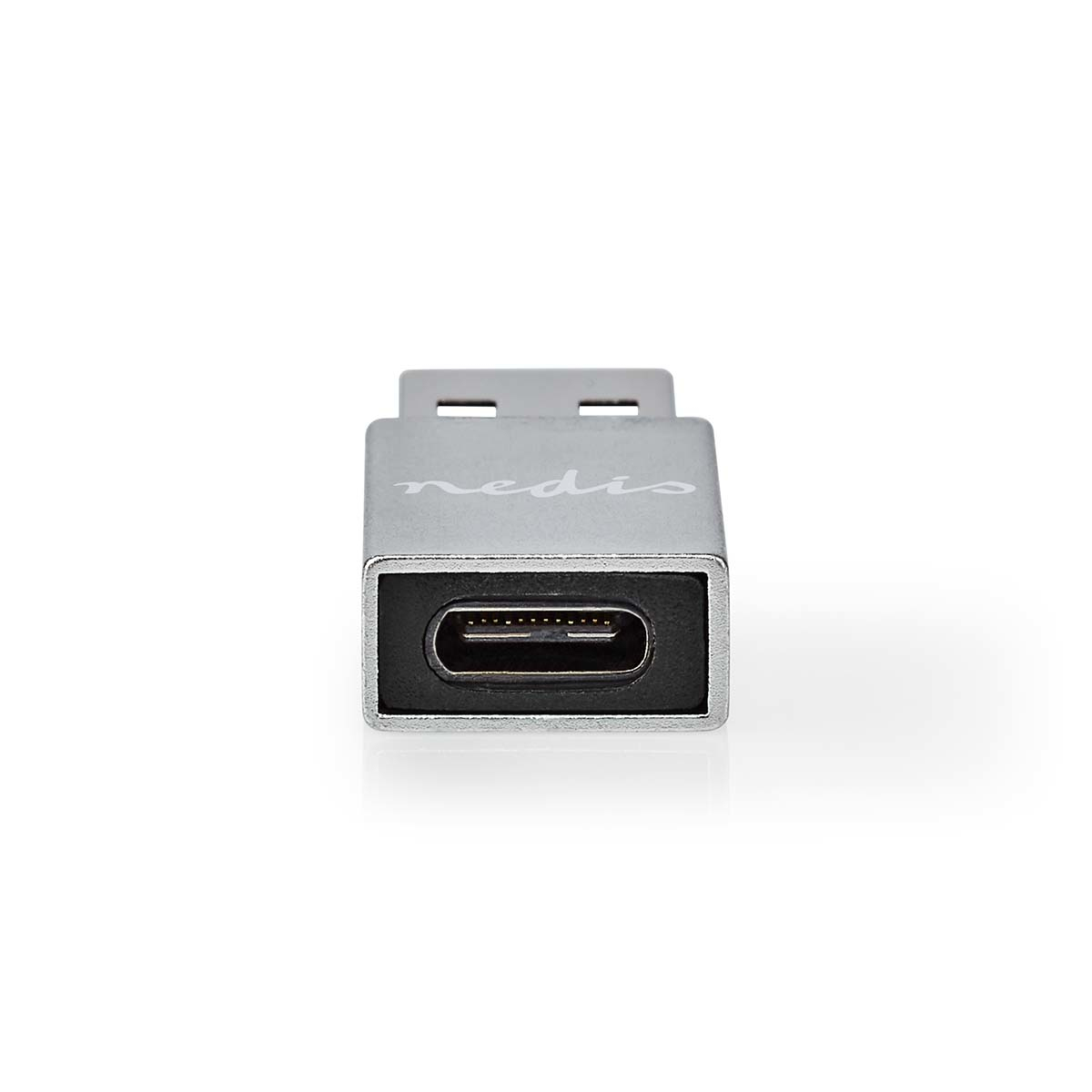 Adattatore da USB-C a USB-A argentato, con porta USB-C, su sfondo bianco.