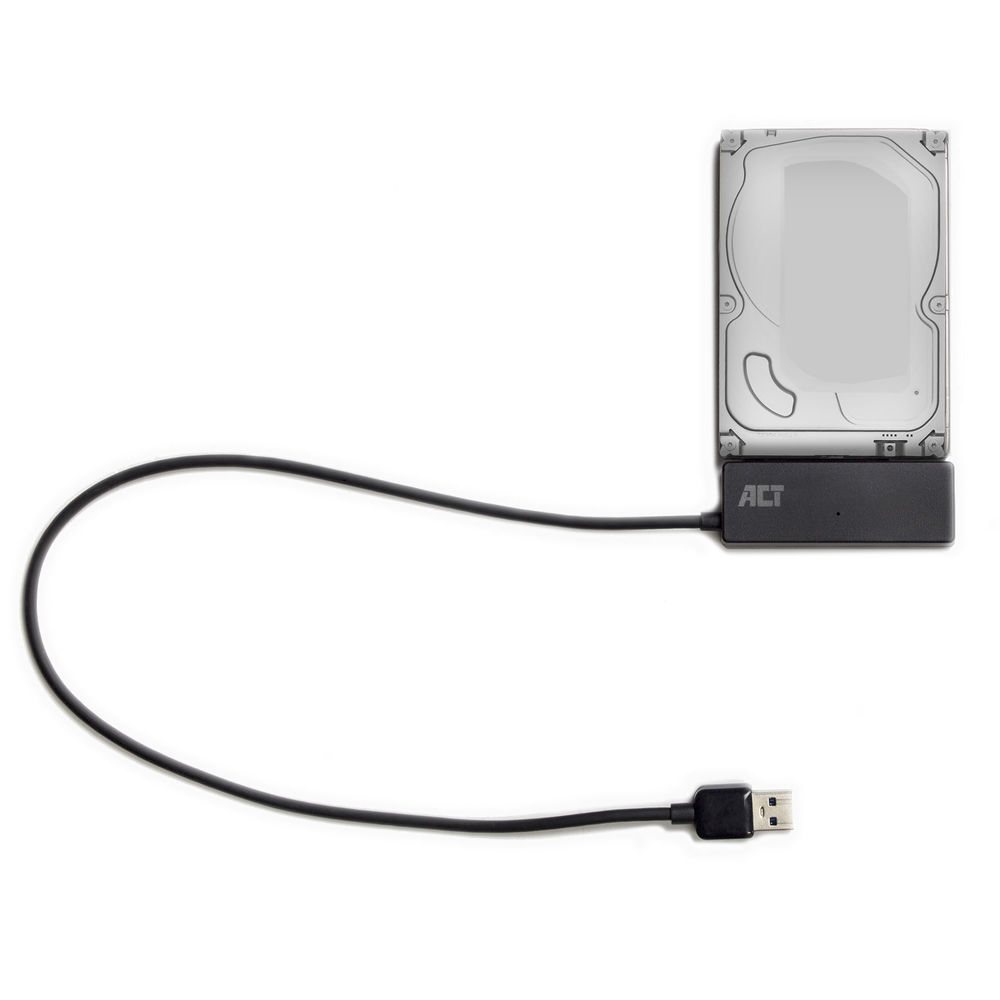 Externe Festplatte, die an ein USB-Kabel angeschlossen ist, auf weißem Hintergrund, schwarze Basis, weißer Hintergrund.