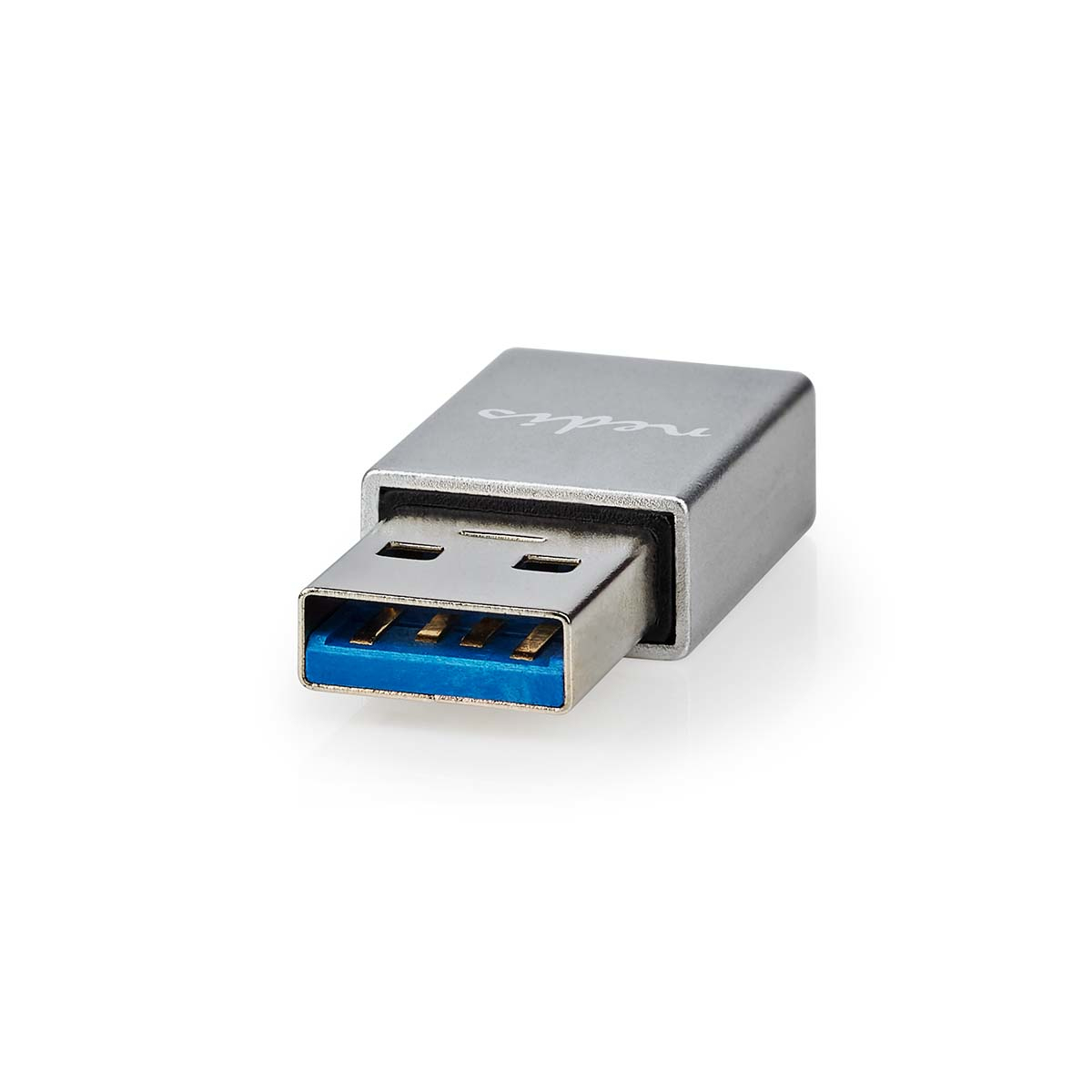Un adattatore USB 3.0 argentato con connettore blu. L'adattatore è rettangolare e metallico.