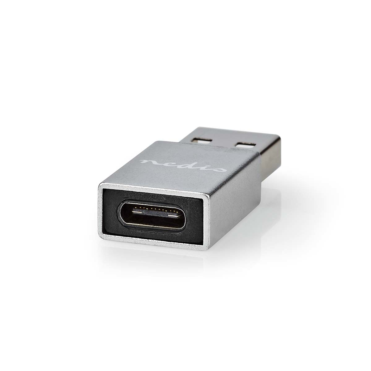 Adattatore USB-C argento con ingresso nero rettangolare. Sfondo bianco.