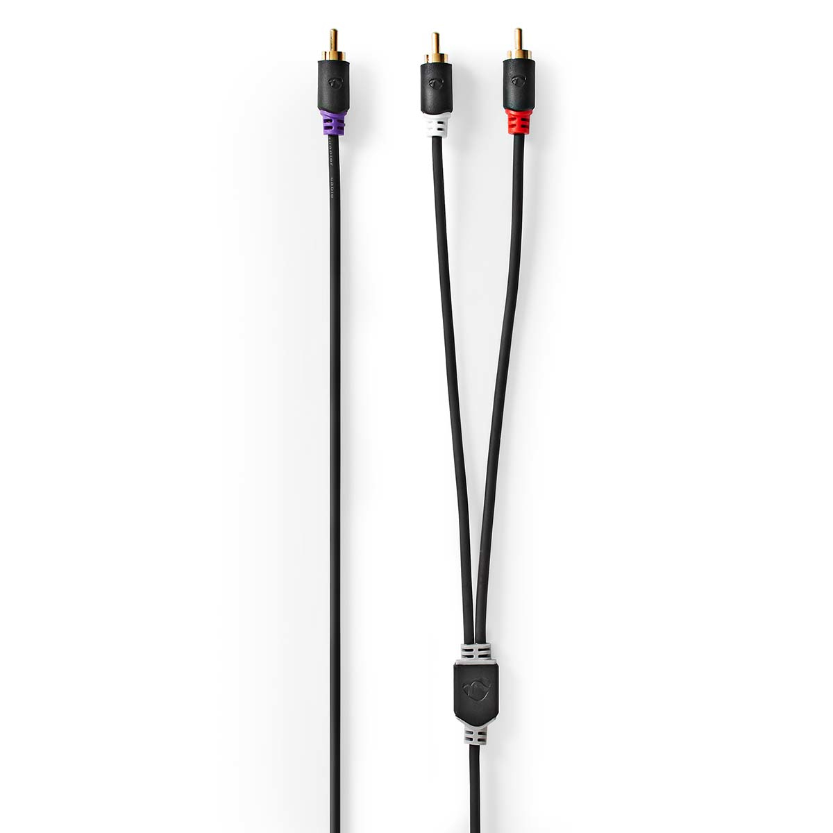 Drei Audiokabel mit verschiedenfarbigen Steckern auf weißem Hintergrund.