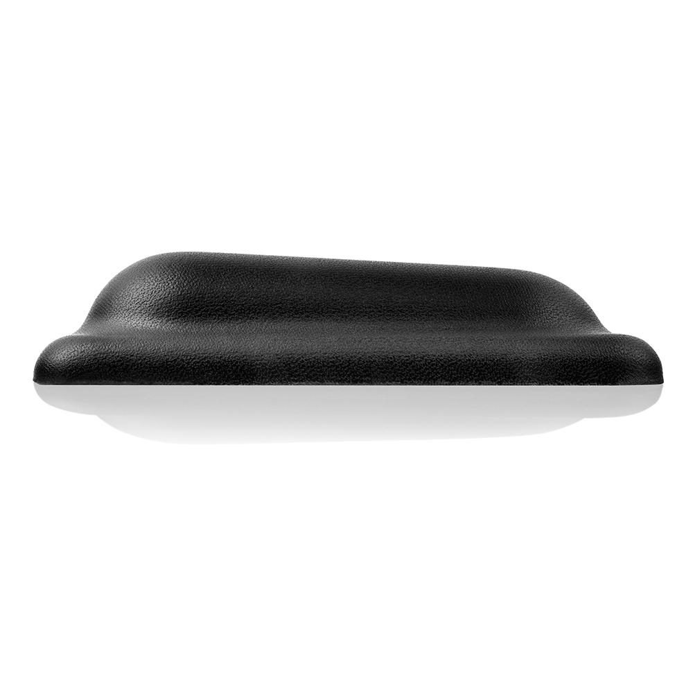 Un reposabrazos negro, vista superior, con una ligera curva y superficie lisa.