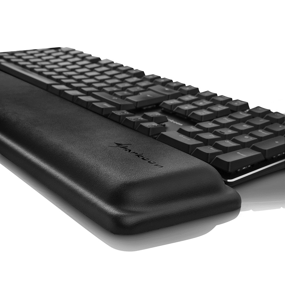 Un teclado negro con reposamuñecas. El teclado está en ángulo y las teclas son visibles.