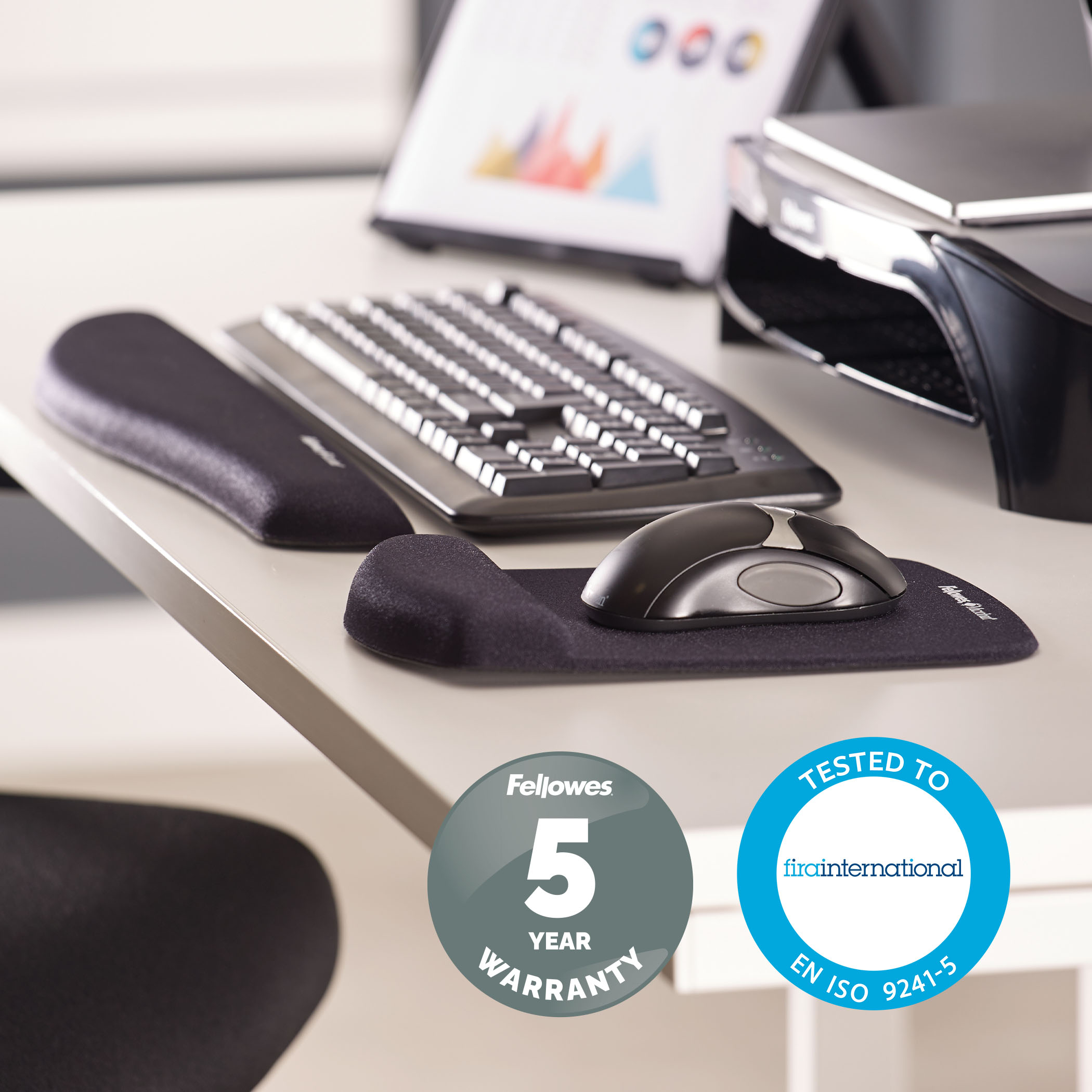 Konfiguracja biurka: klawiatura, mysz i podpórka pod nadgarstek. Podpórka ma 5-letnią gwarancję.