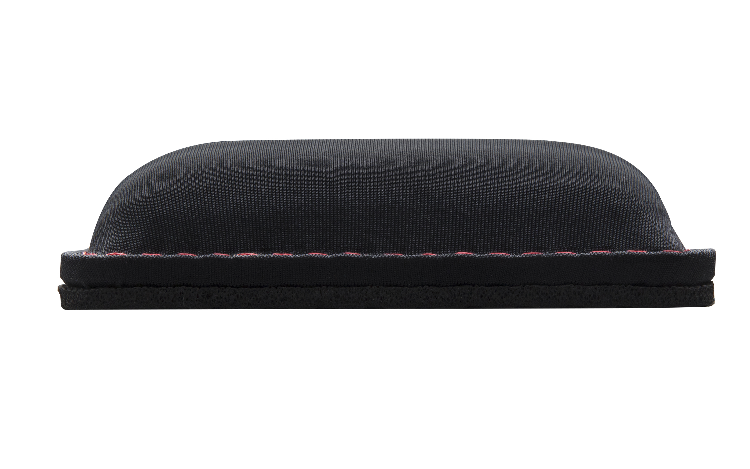 Eine schwarze Handgelenkstütze mit roter Naht. Es ist auf weißem Hintergrund.