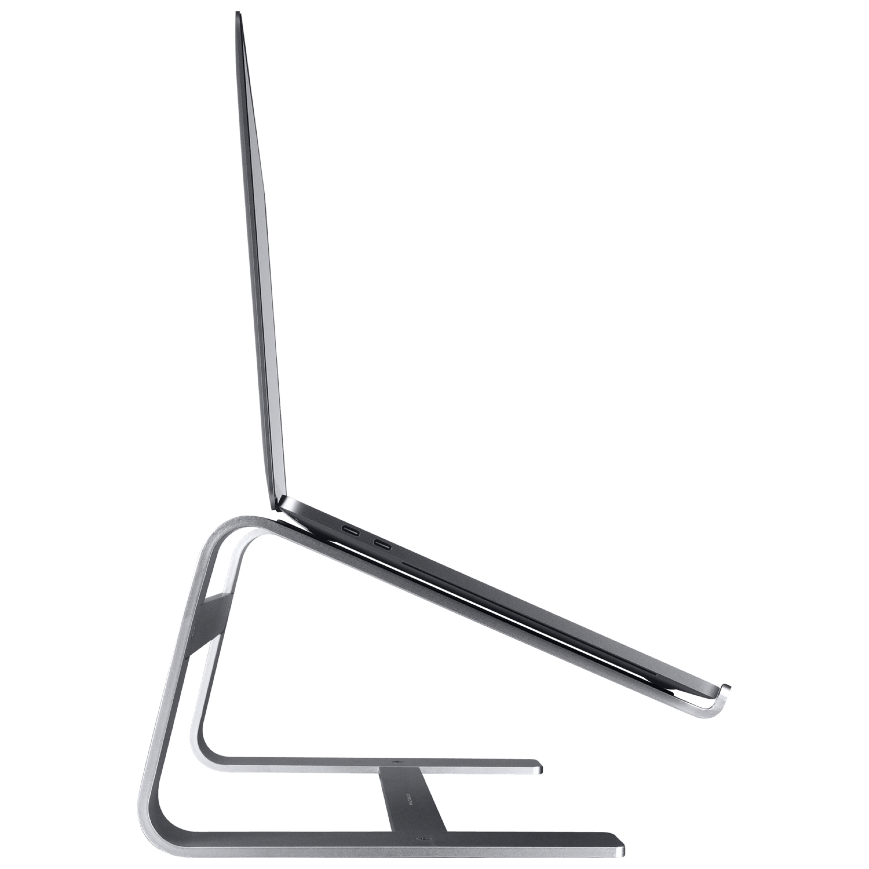Laptop auf silbernem Ständer. Der Ständer hat ein gebogenes Design, der Laptop ist geöffnet.