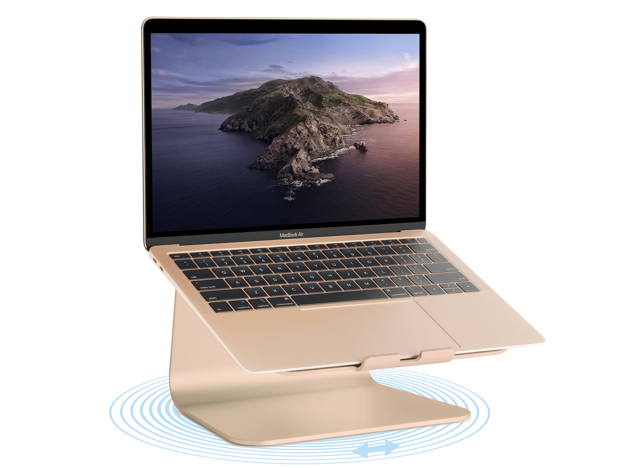 Ein goldfarbener Laptop auf einem goldfarbenen Ständer mit einem Bildschirm, der eine Berglandschaft zeigt.