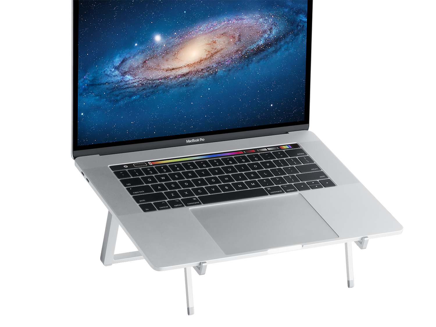 Ein silberner Laptop auf einem weißen Ständer. Der Bildschirm zeigt Galaxie.