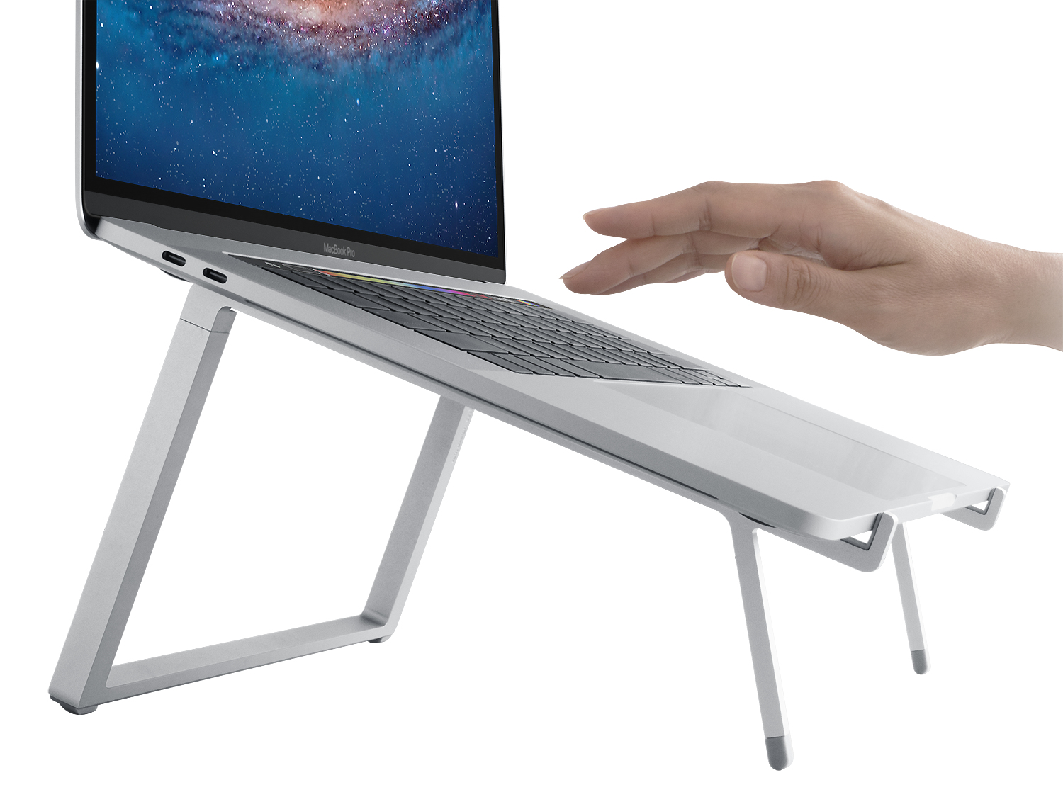 Laptop auf einem silbernen Ständer, mit einer Hand, die den Bildschirm berührt. Der Laptop ist geöffnet und geneigt.