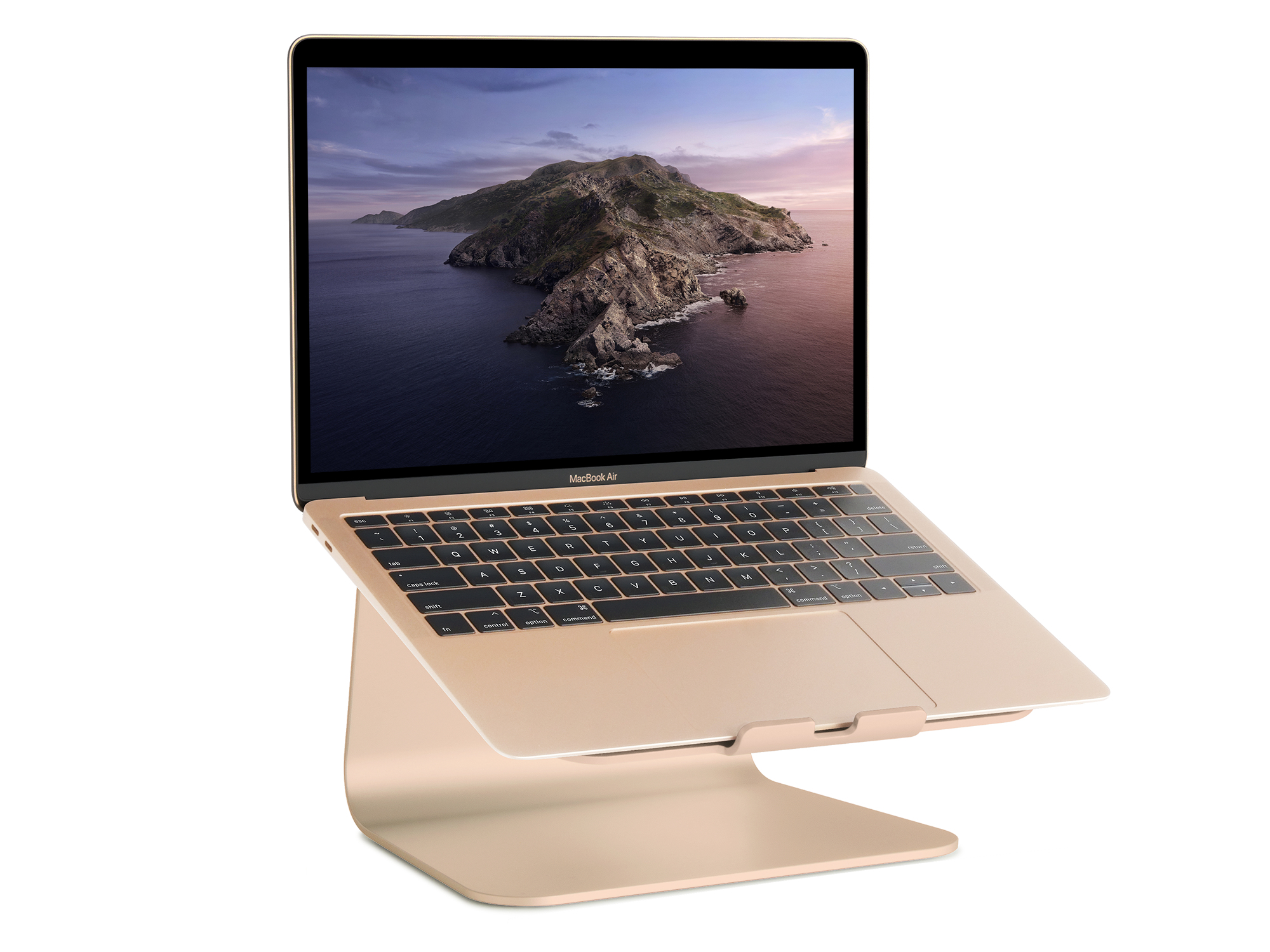 Ein goldenes Laptop auf einem goldenen Ständer, leicht angewinkelt. Der Laptop-Bildschirm zeigt eine Berglandschaft.