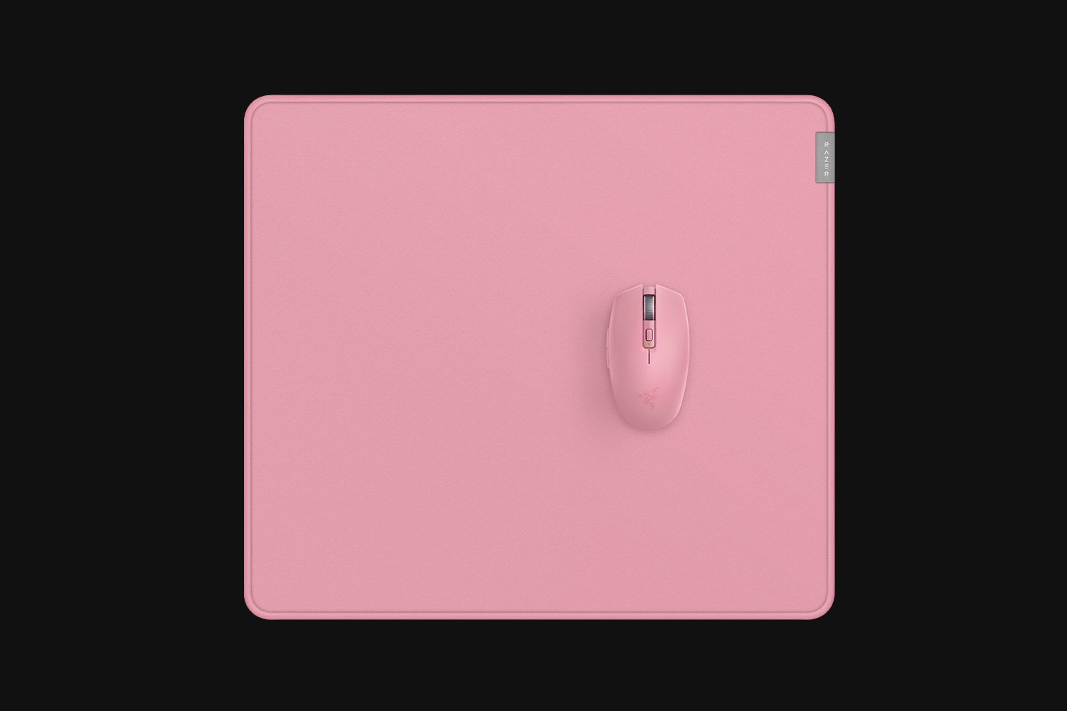 Rosa Maus und Mauspad auf schwarzem Hintergrund, Marke Razer.