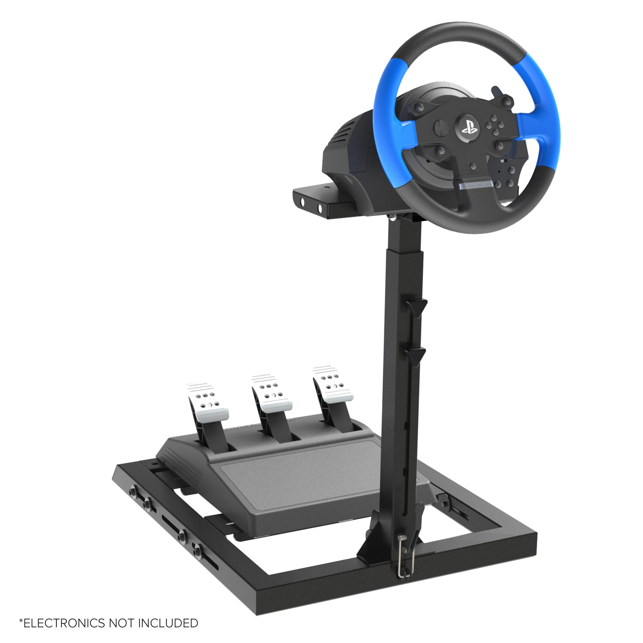 Configuración de volante de juego con pedales y soporte. El volante es negro con detalles azules. Incluye un juego de pedales.
