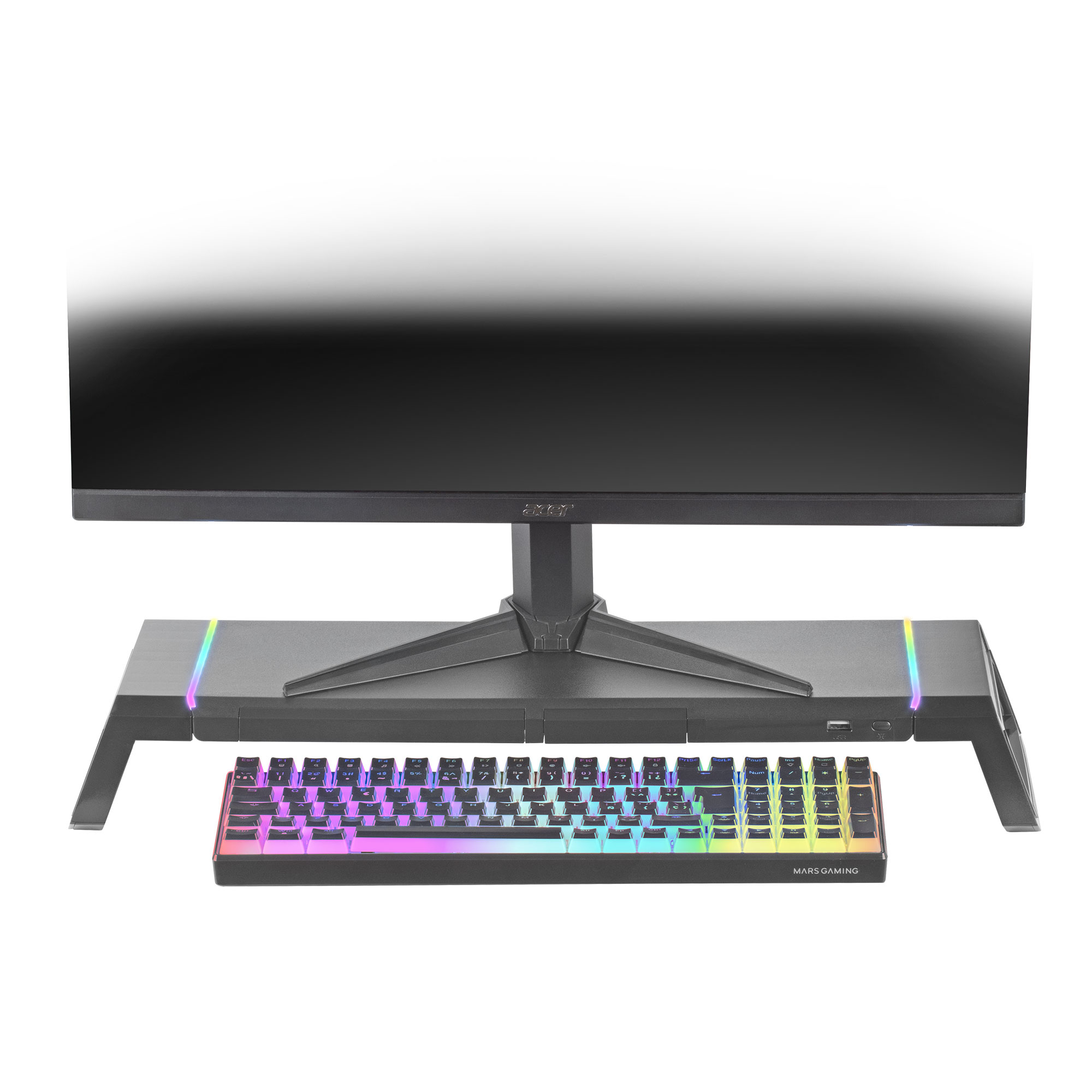 Gamingopstelling met een monitor op een standaard, een toetsenbord met RGB en een witte achtergrond.