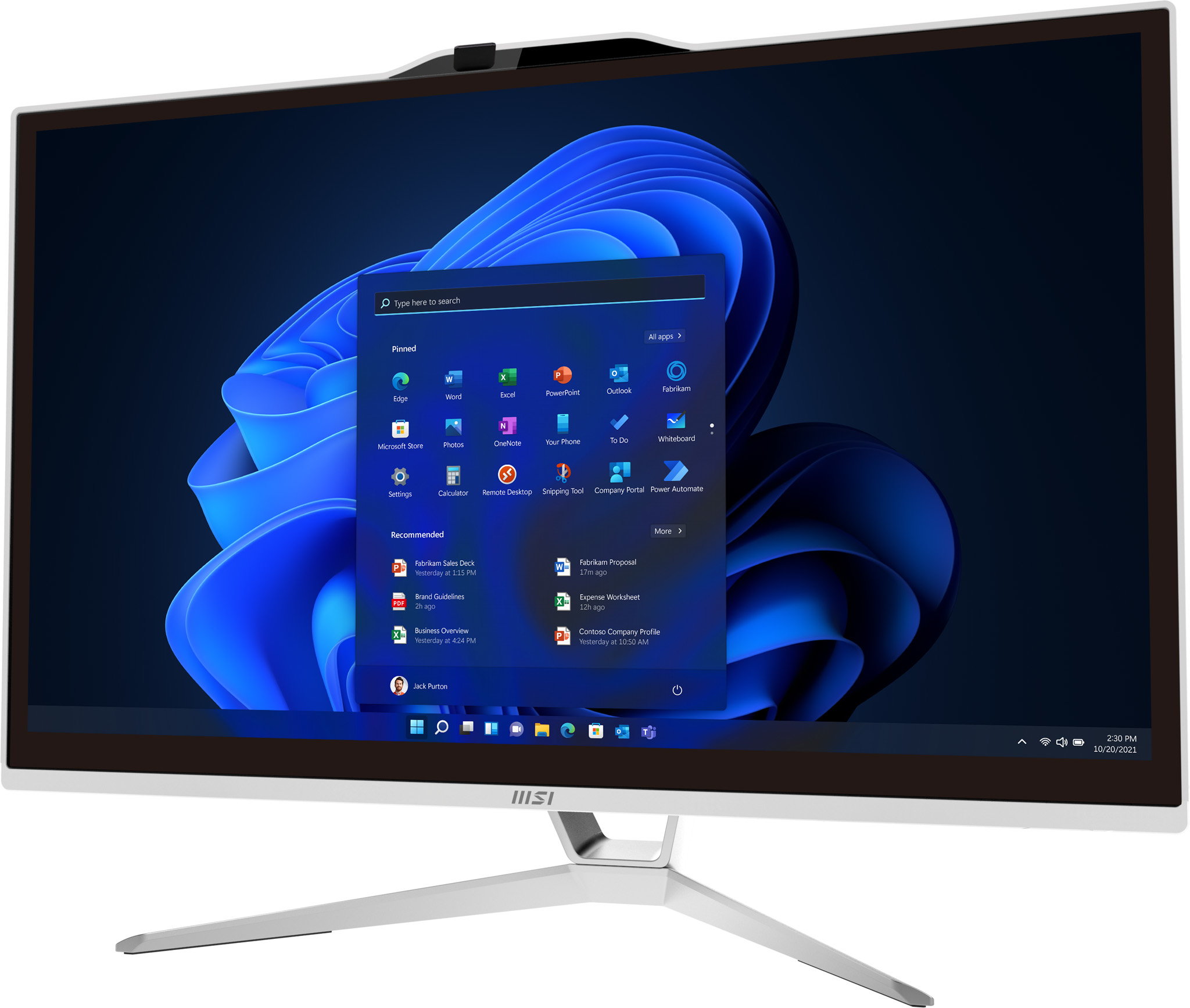 Biały monitor z kamerą internetową i ekran komputera wyświetlający pulpit Windows i aplikacje.