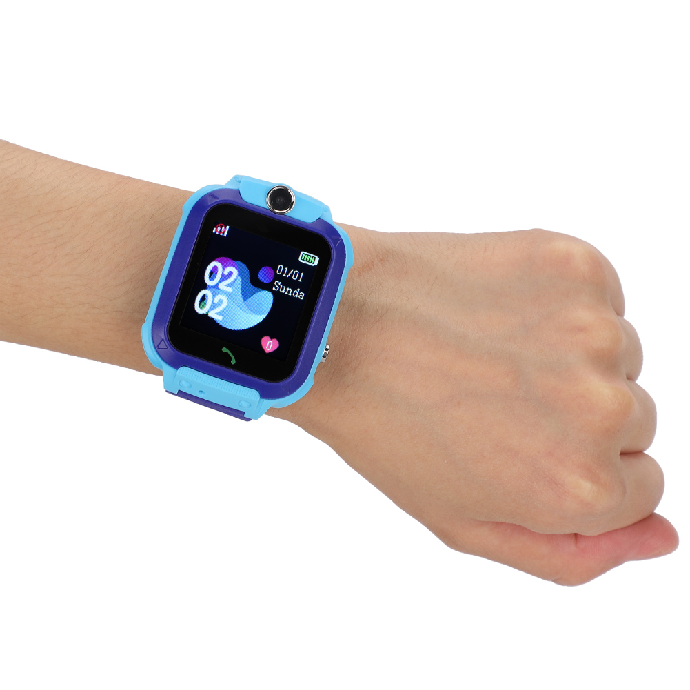 Smartwatch am Handgelenk, zeigt die Zeit.
