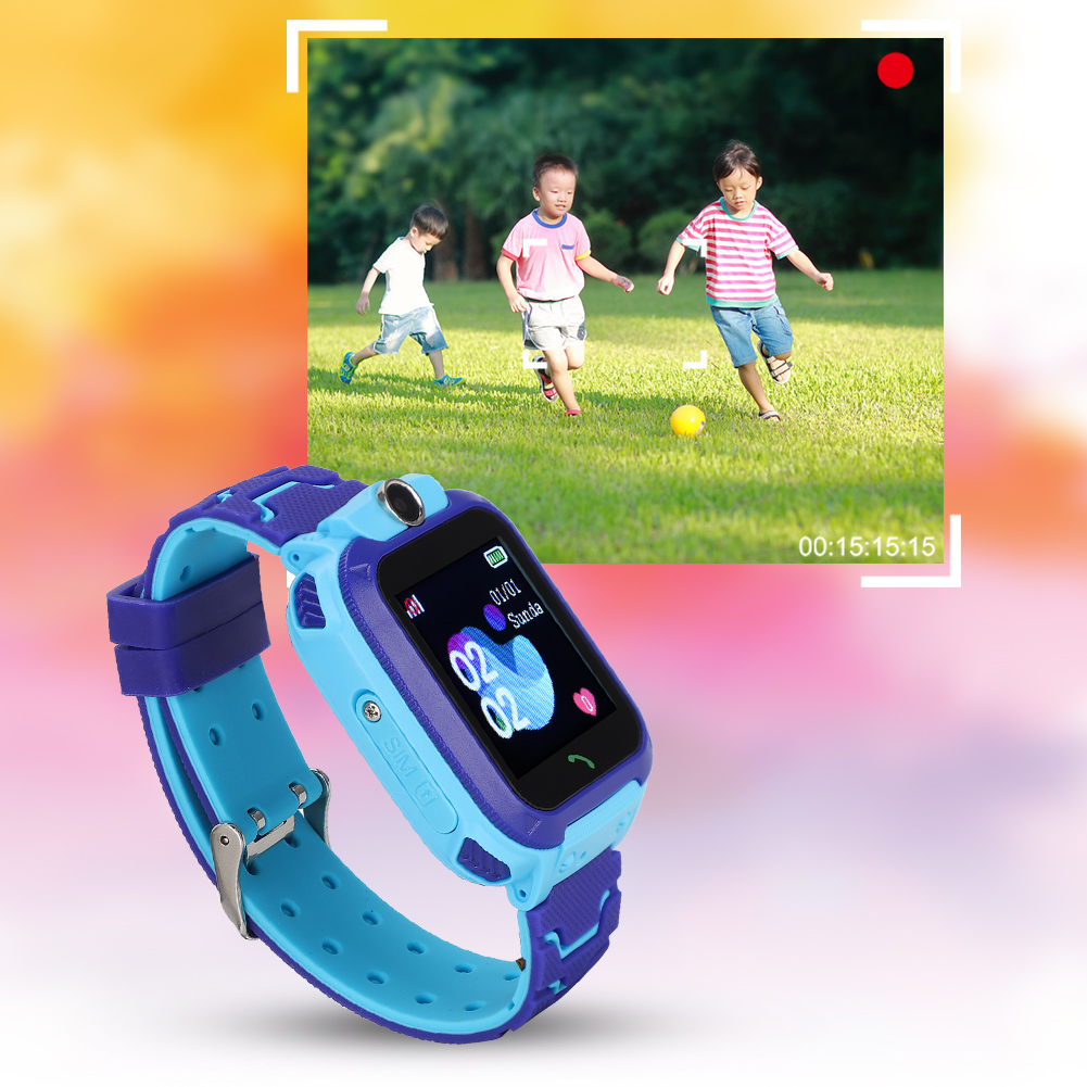 Eine blaue und türkisfarbene Smartwatch mit einem Bildschirm, der ein Video von spielenden Kindern zeigt. Der Hintergrund ist verschwommen.