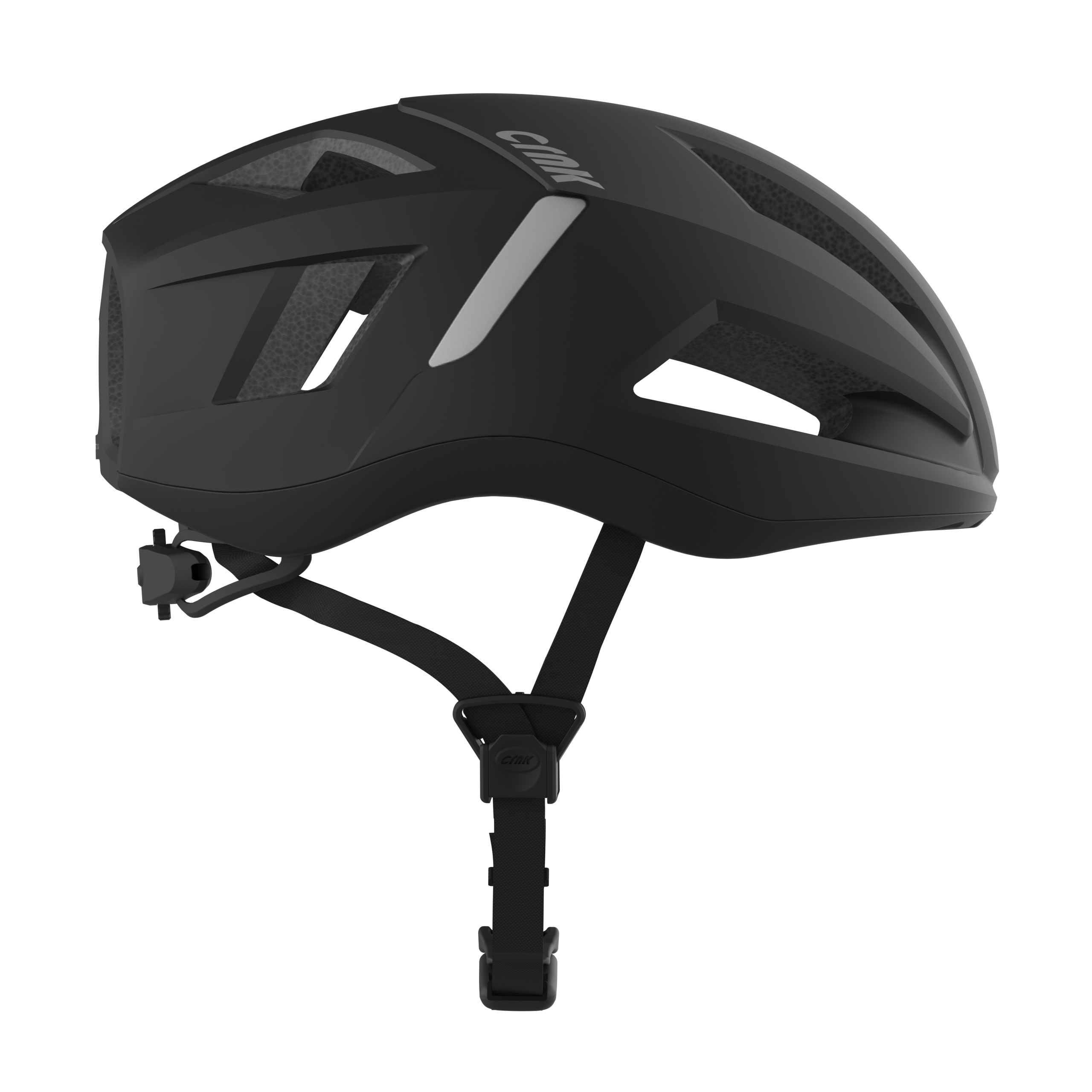 Schwarzer Fahrradhelm. Er hat Belüftungslöcher und einen Riemen. Der Hintergrund ist weiß.